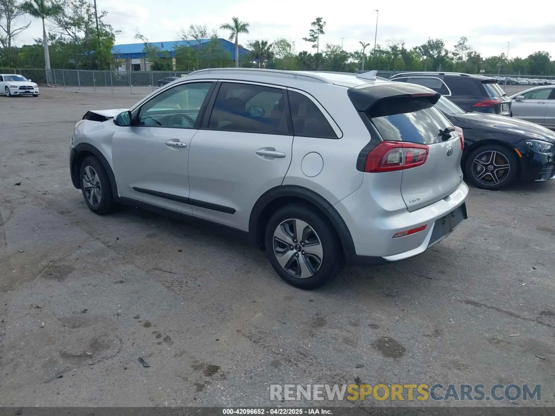 3 fotografías del automóvil dañado KNDCB3LC7K5231434 KIA NIRO 2019