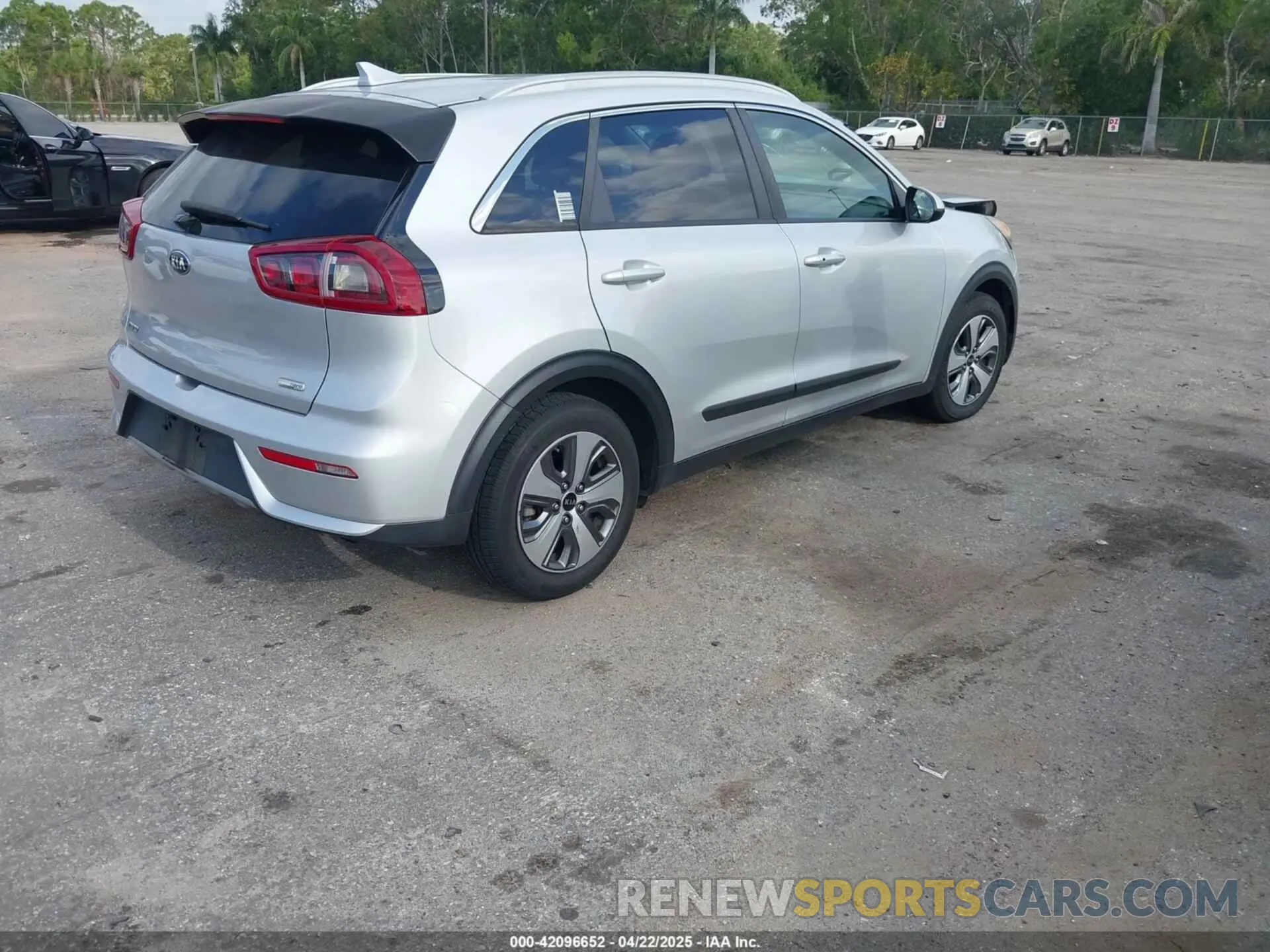 4 fotografías del automóvil dañado KNDCB3LC7K5231434 KIA NIRO 2019