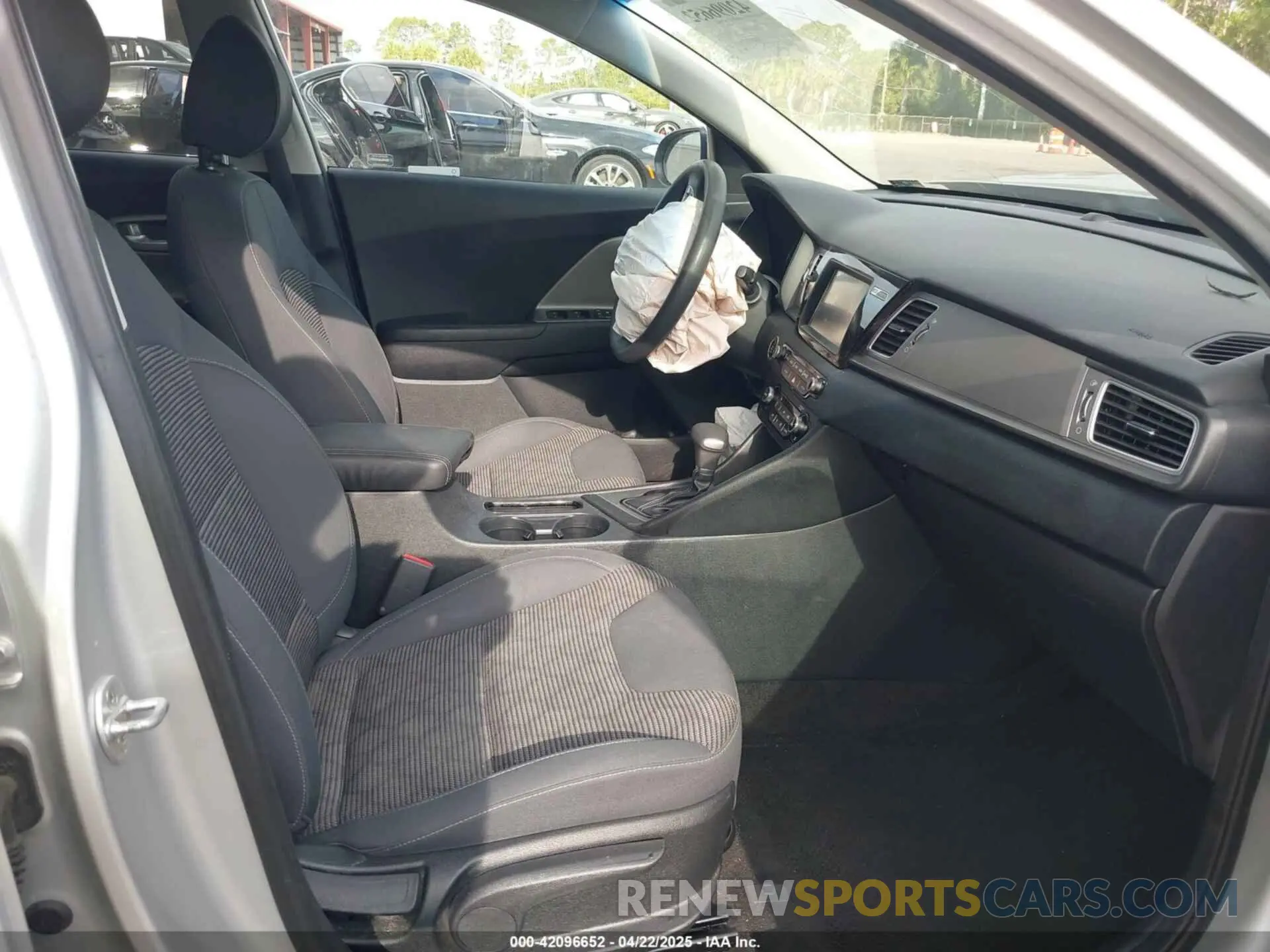 5 fotografías del automóvil dañado KNDCB3LC7K5231434 KIA NIRO 2019
