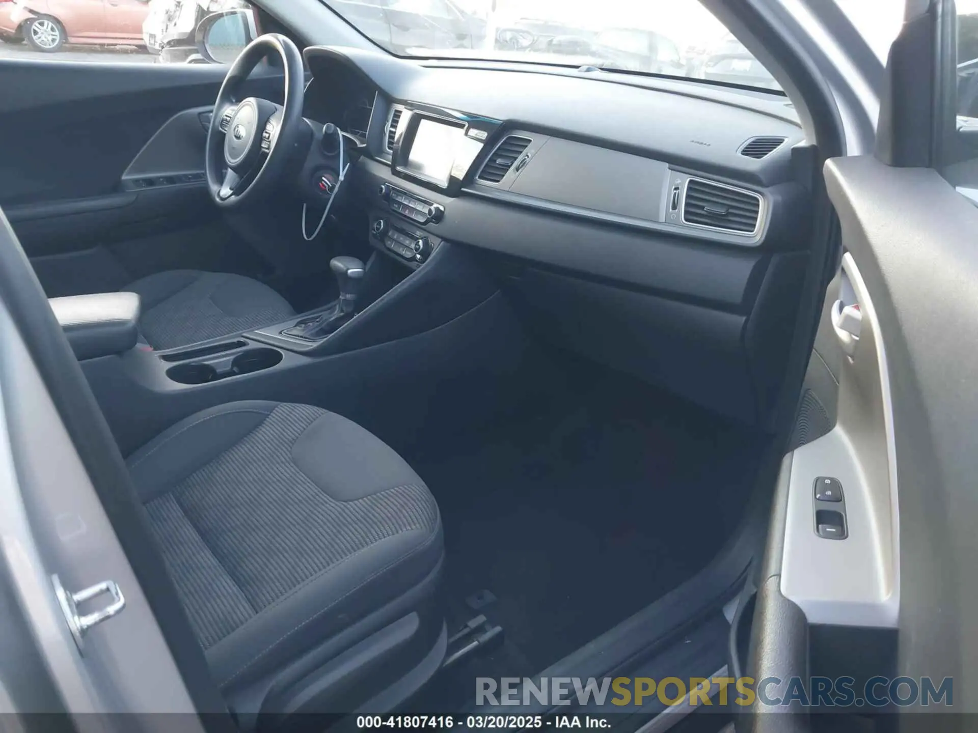 5 fotografías del automóvil dañado KNDCB3LCXK5257624 KIA NIRO 2019