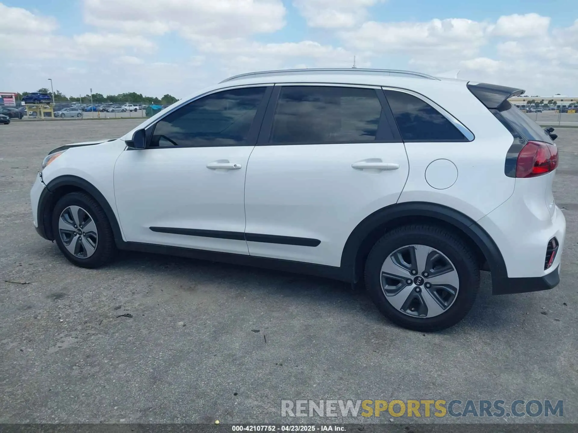 14 fotografías del automóvil dañado KNDCB3LC3L5423810 KIA NIRO 2020
