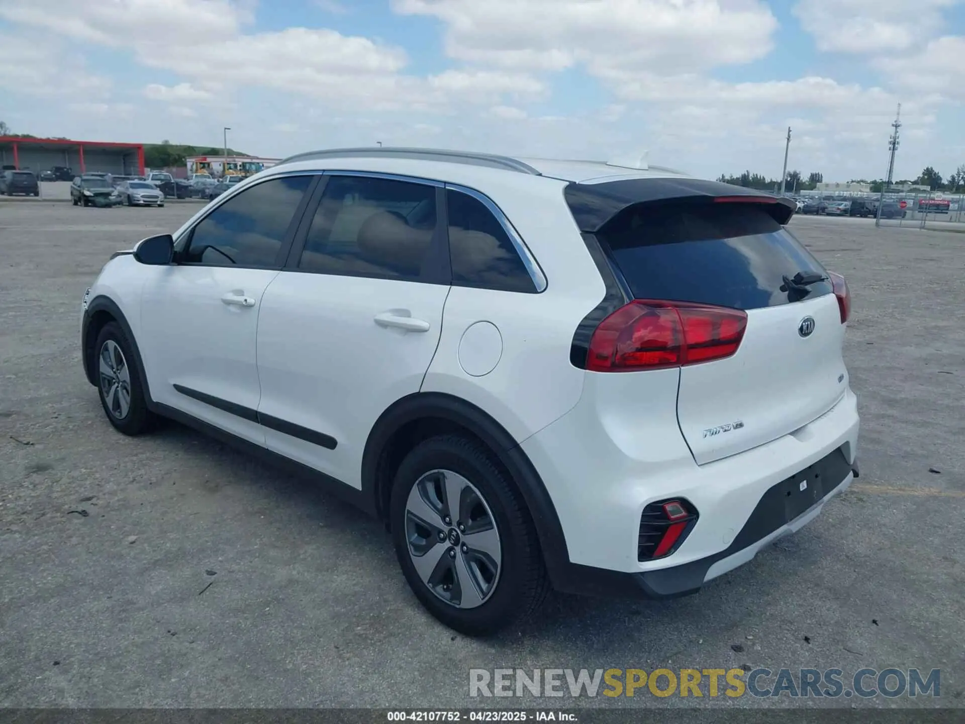 3 fotografías del automóvil dañado KNDCB3LC3L5423810 KIA NIRO 2020