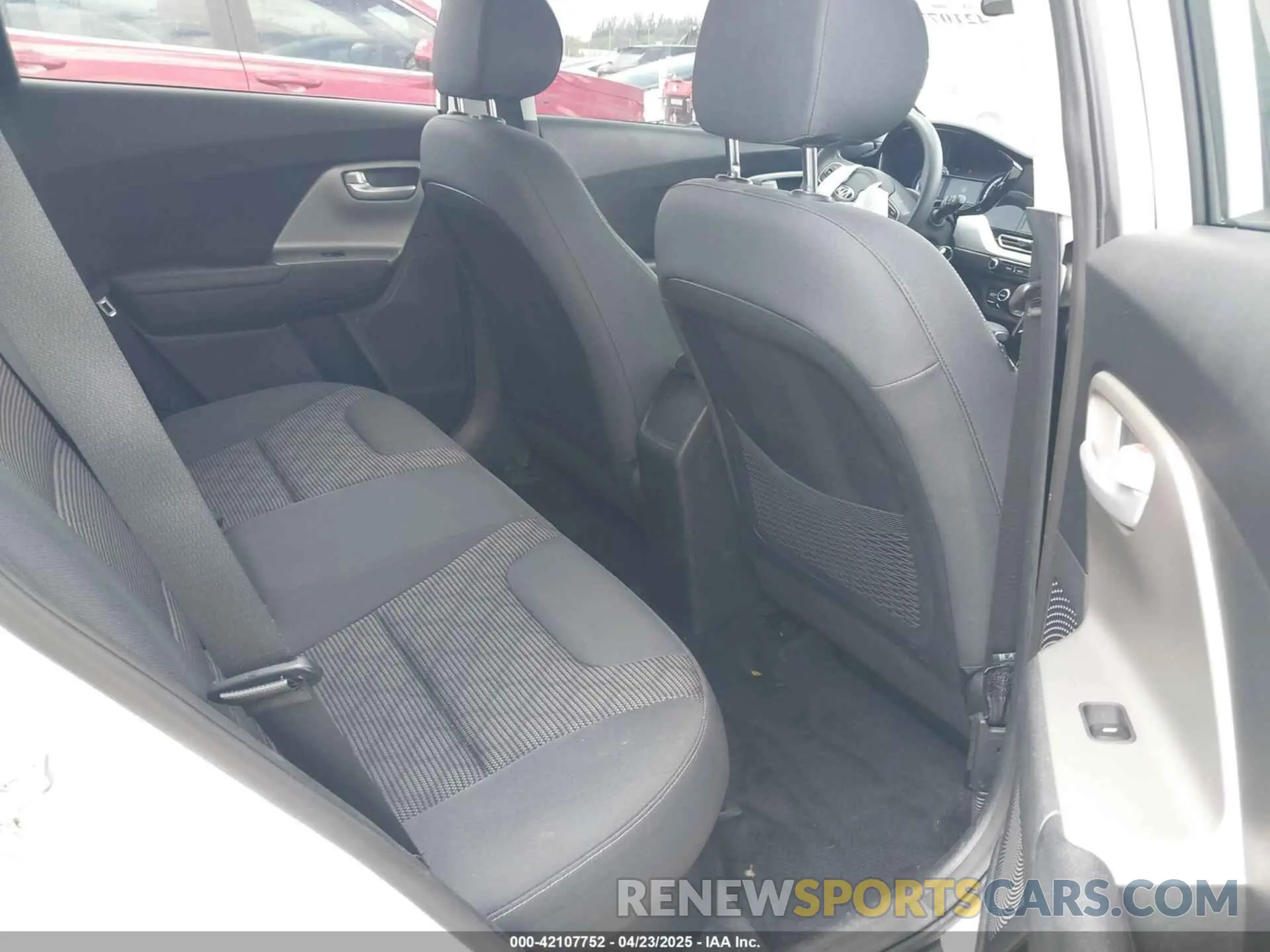 8 fotografías del automóvil dañado KNDCB3LC3L5423810 KIA NIRO 2020