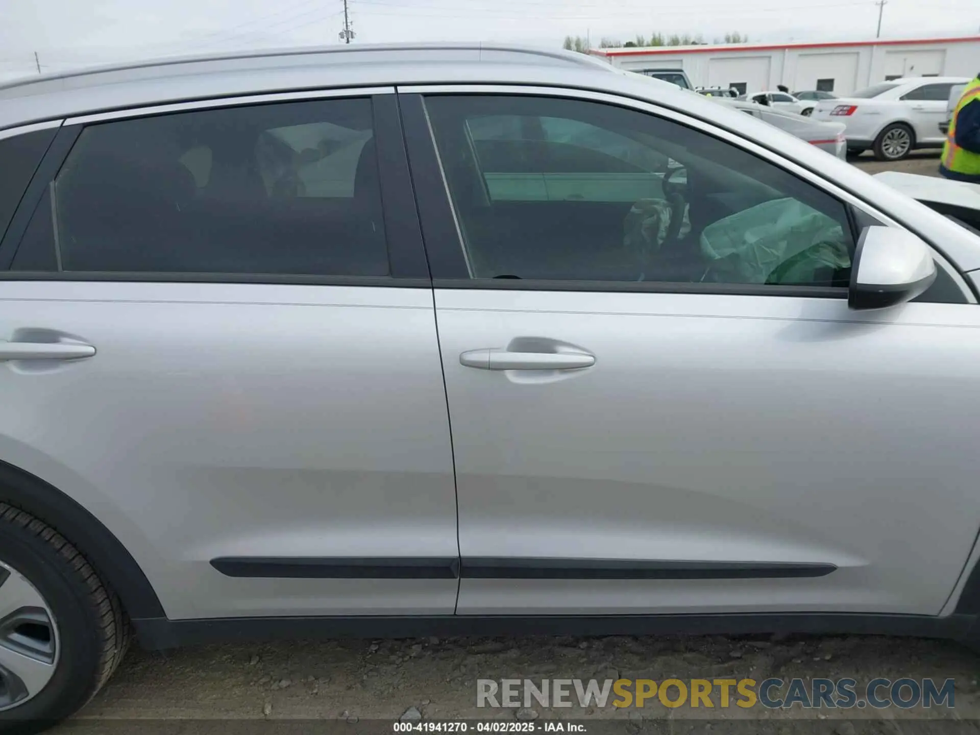 13 fotografías del automóvil dañado KNDCB3LC6L5395839 KIA NIRO 2020