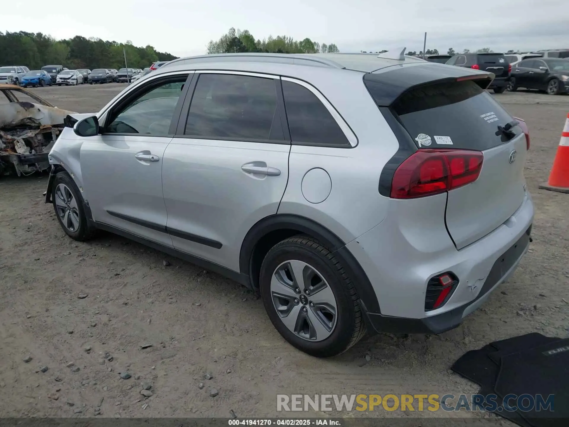 3 fotografías del automóvil dañado KNDCB3LC6L5395839 KIA NIRO 2020
