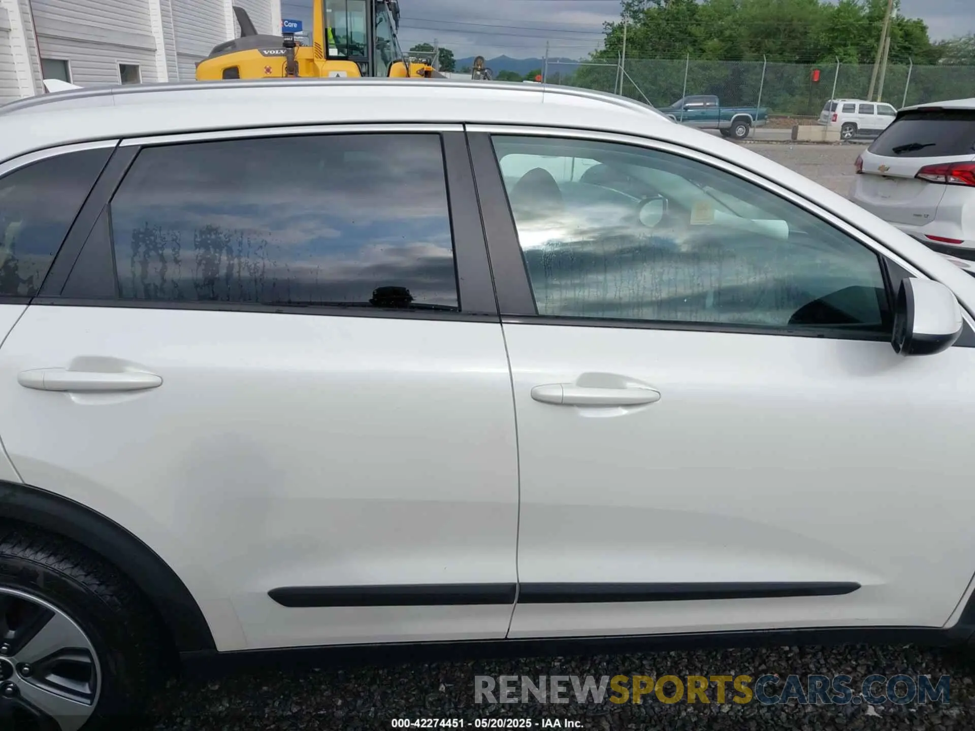 14 fotografías del automóvil dañado KNDCB3LC8L5420417 KIA NIRO 2020