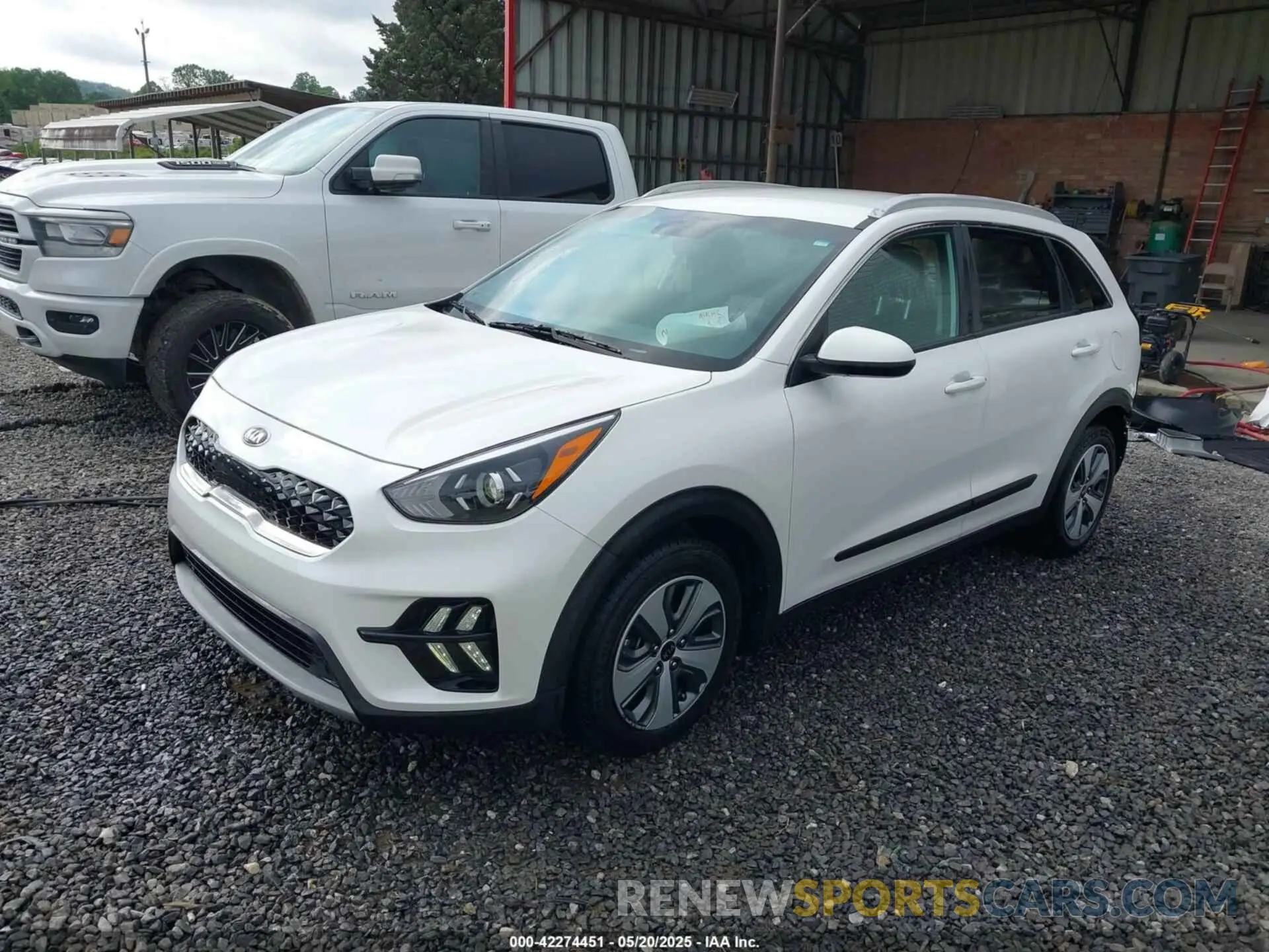 2 fotografías del automóvil dañado KNDCB3LC8L5420417 KIA NIRO 2020
