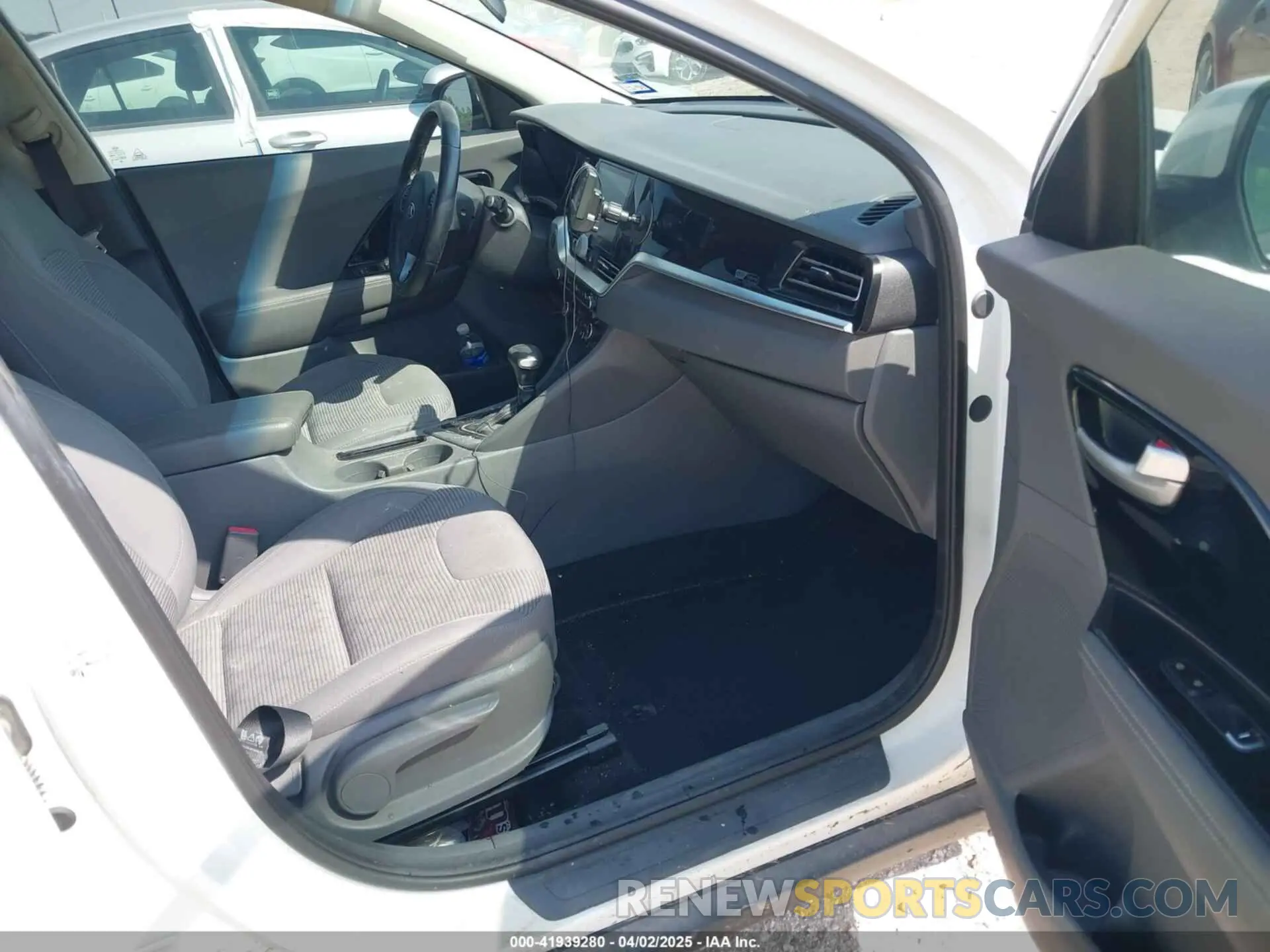 5 fotografías del automóvil dañado KNDCB3LCXL5400184 KIA NIRO 2020