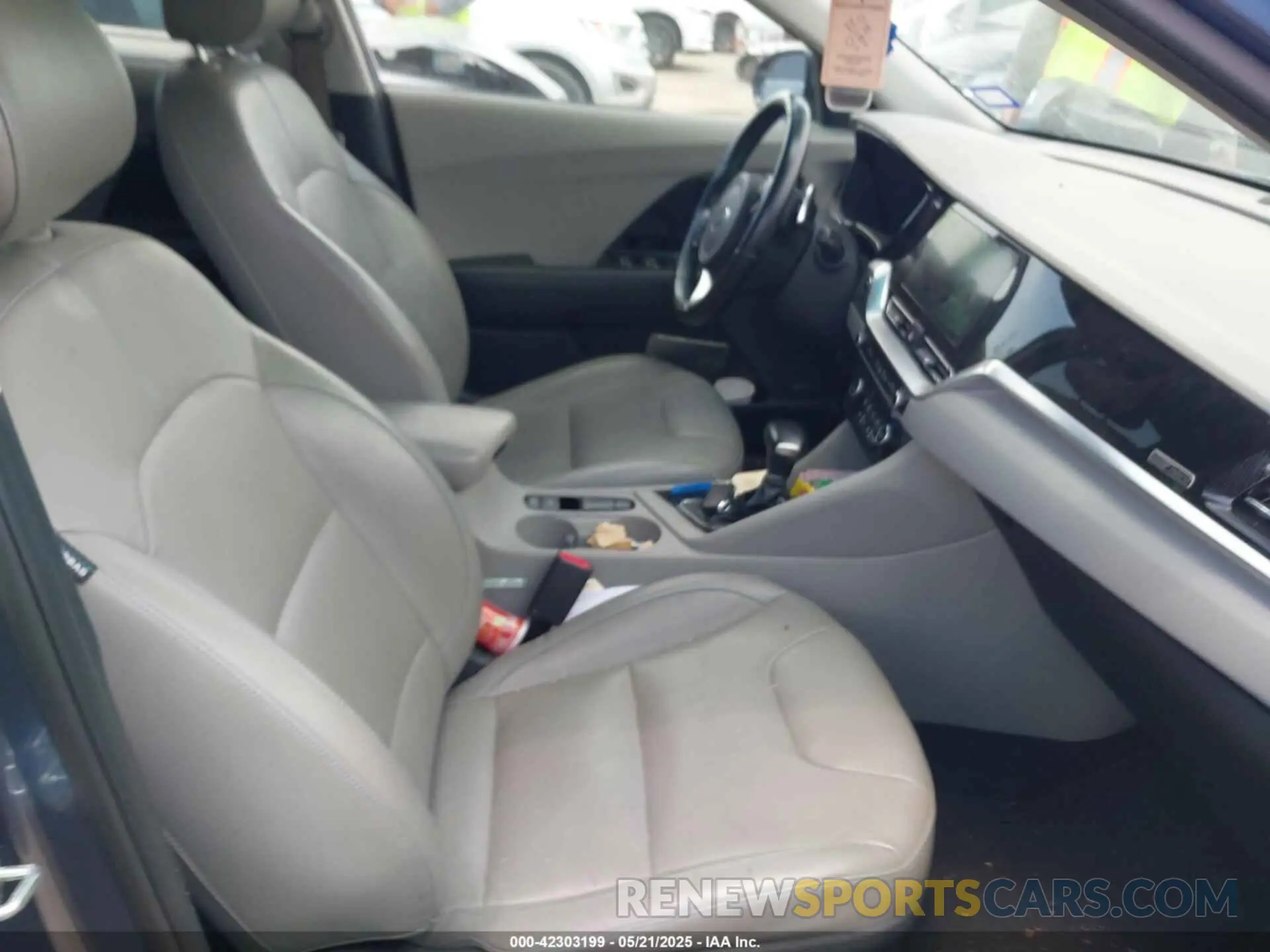 5 fotografías del automóvil dañado KNDCC3LC1L5394630 KIA NIRO 2020