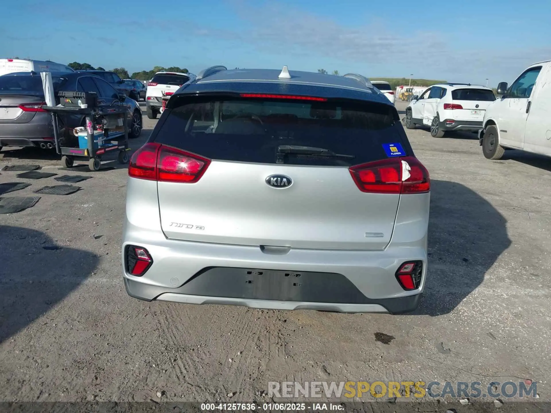 17 fotografías del automóvil dañado KNDCB3LC4M5479000 KIA NIRO 2021