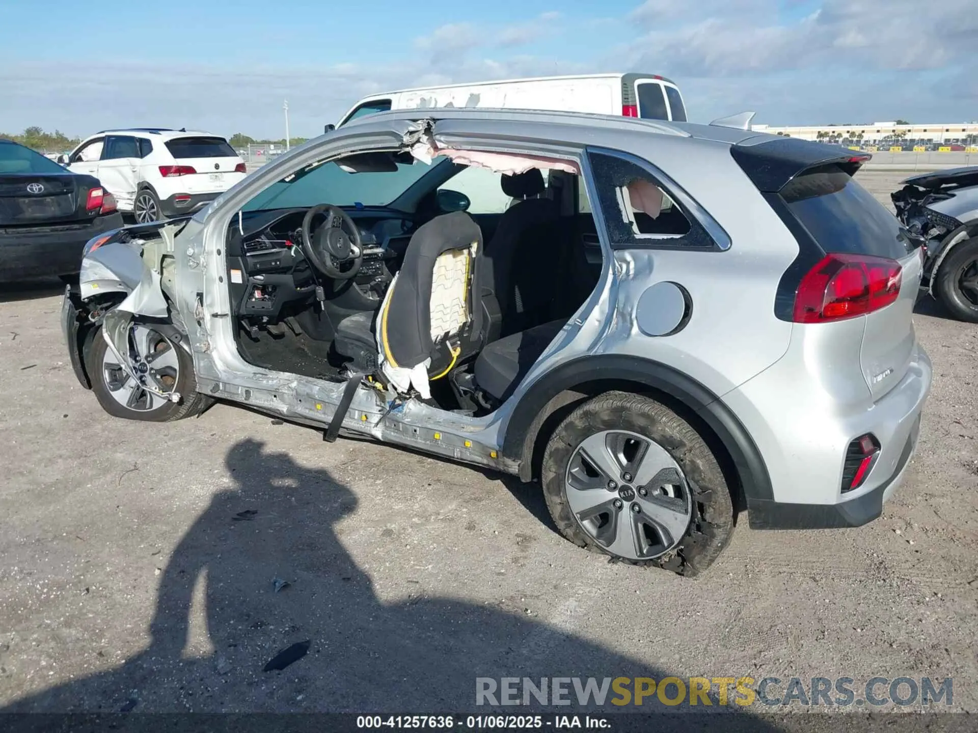 3 fotografías del automóvil dañado KNDCB3LC4M5479000 KIA NIRO 2021