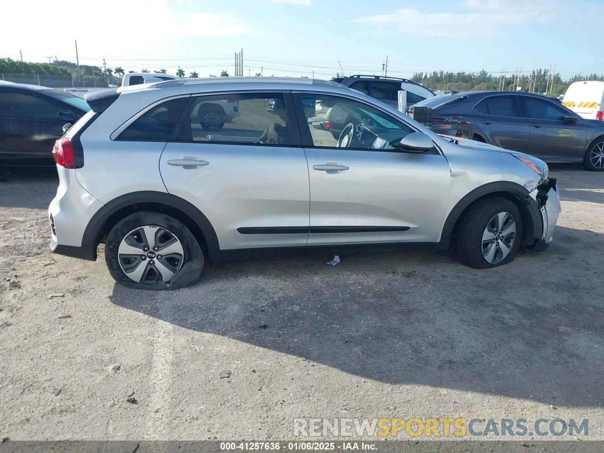 4 fotografías del automóvil dañado KNDCB3LC4M5479000 KIA NIRO 2021