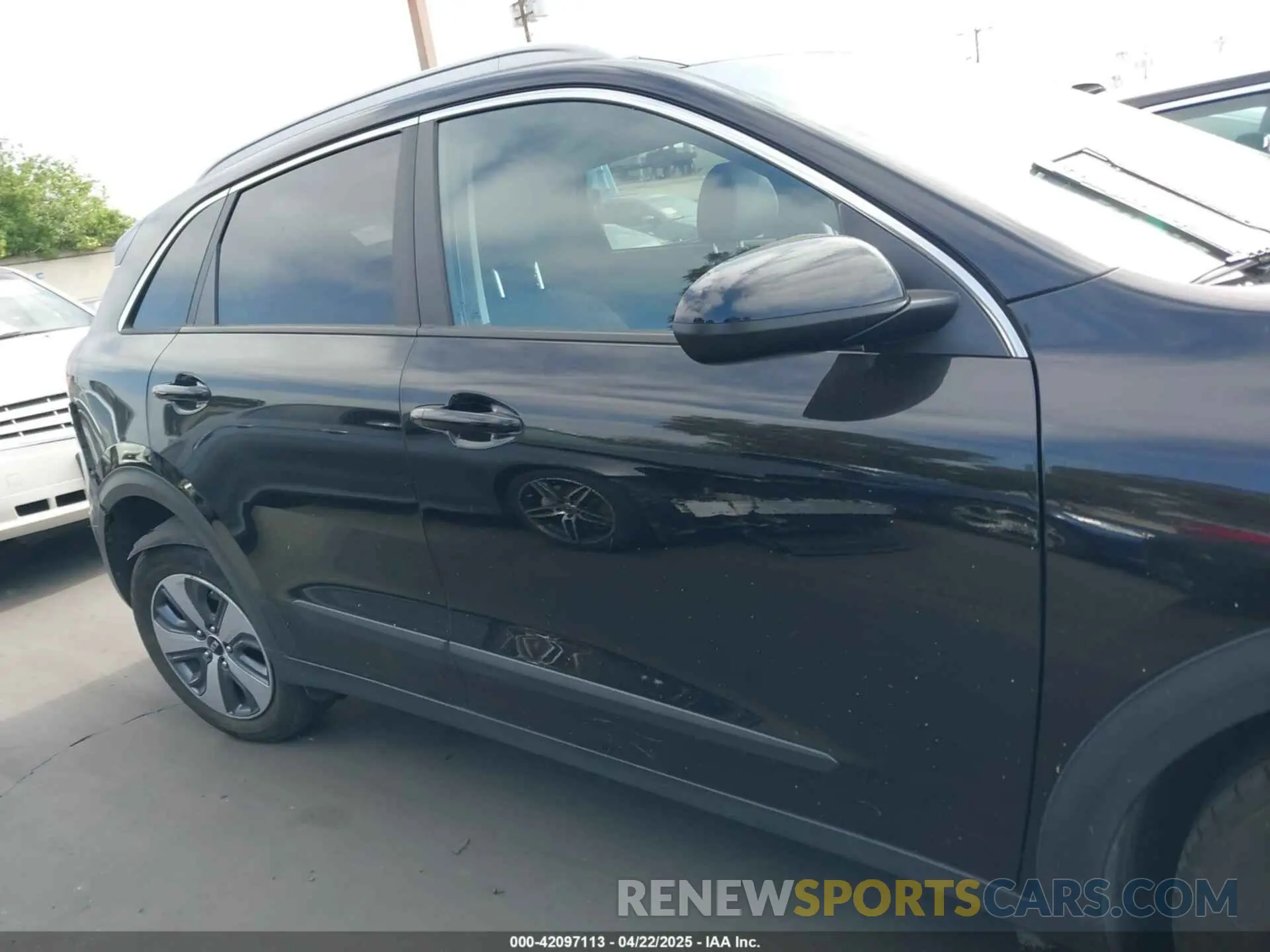 13 fotografías del automóvil dañado KNDCB3LC9M5475783 KIA NIRO 2021