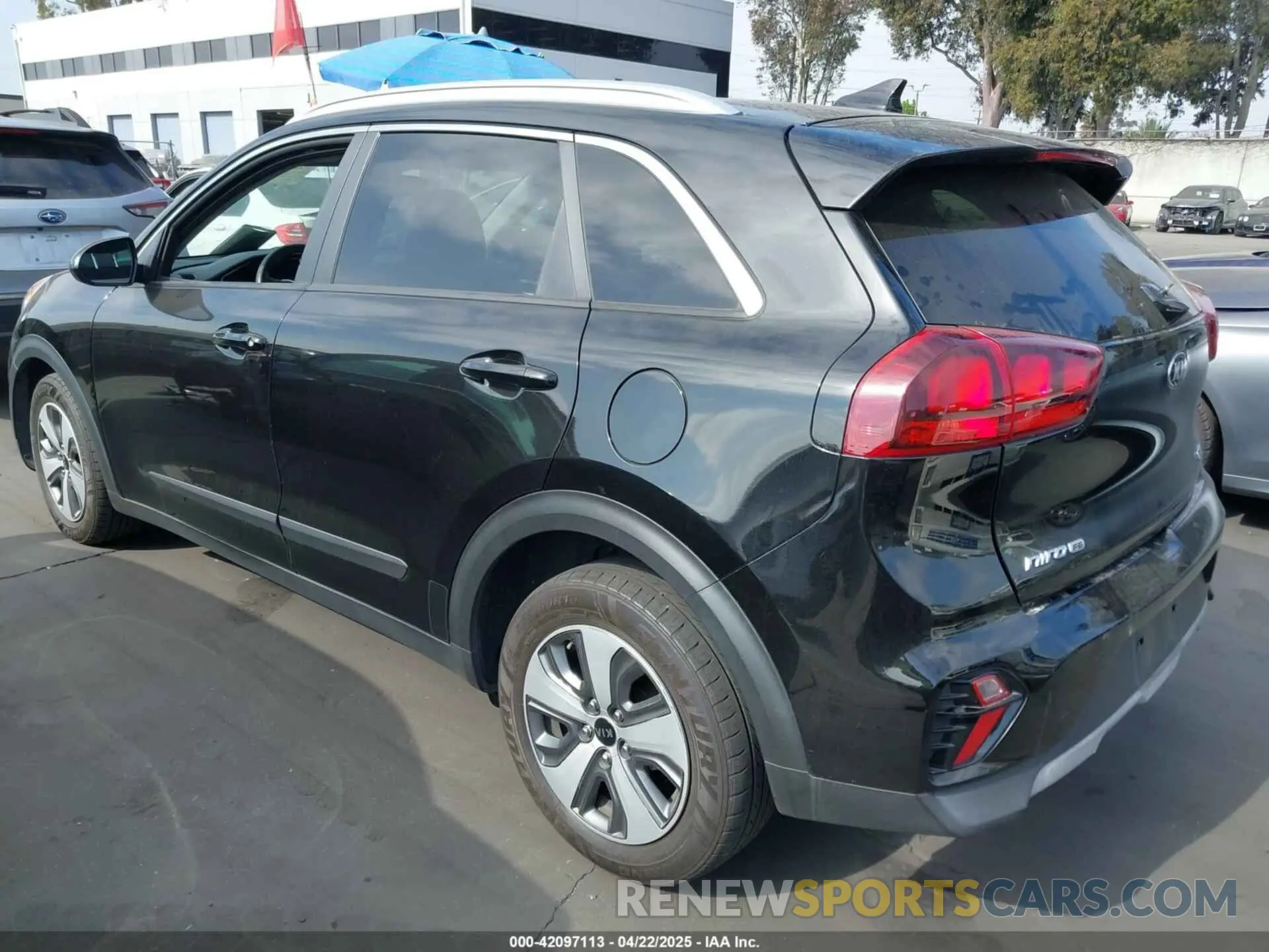 3 fotografías del automóvil dañado KNDCB3LC9M5475783 KIA NIRO 2021