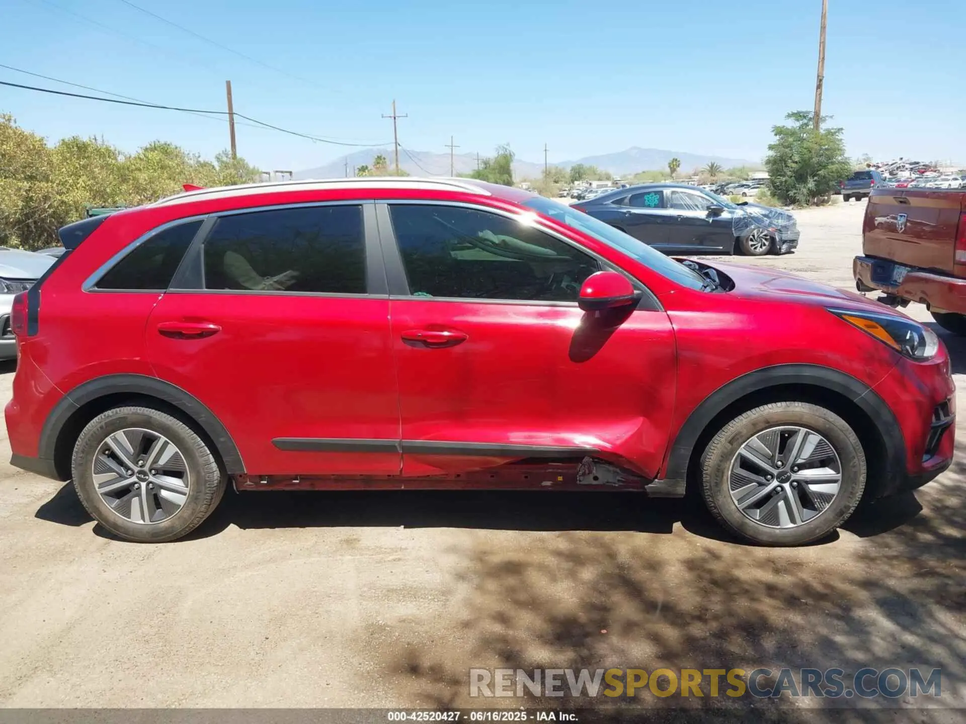 13 fotografías del automóvil dañado KNDCB3LC0N5548587 KIA NIRO 2022