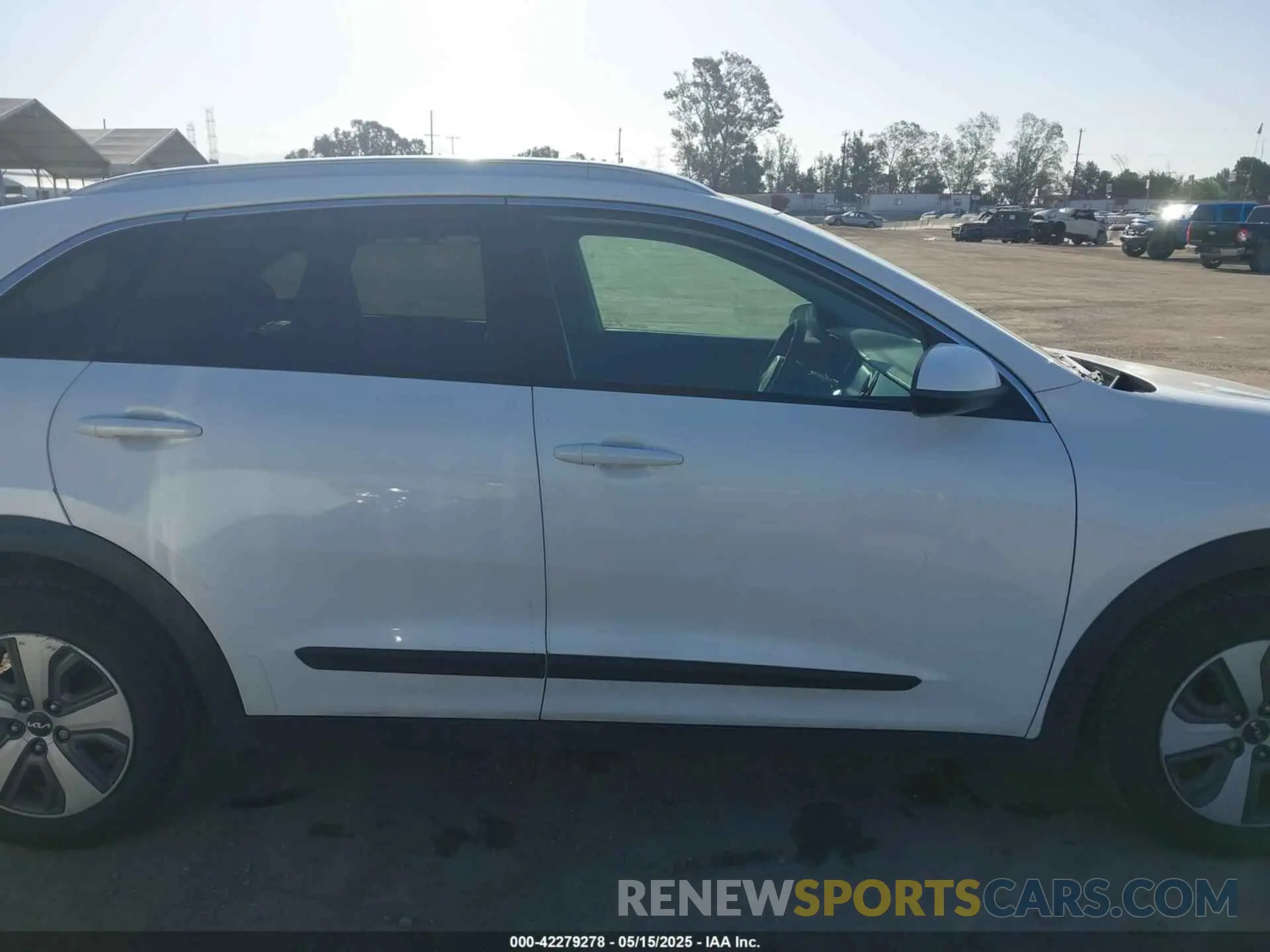 14 fotografías del automóvil dañado KNDCB3LC2N5519141 KIA NIRO 2022