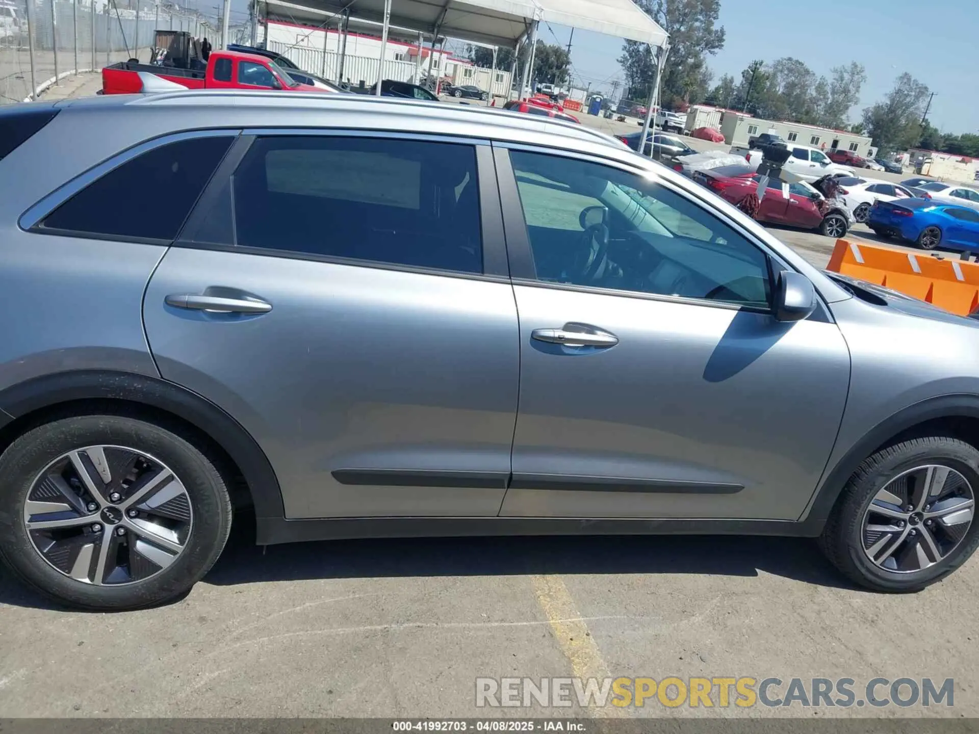 13 fotografías del automóvil dañado KNDCB3LC3N5548003 KIA NIRO 2022