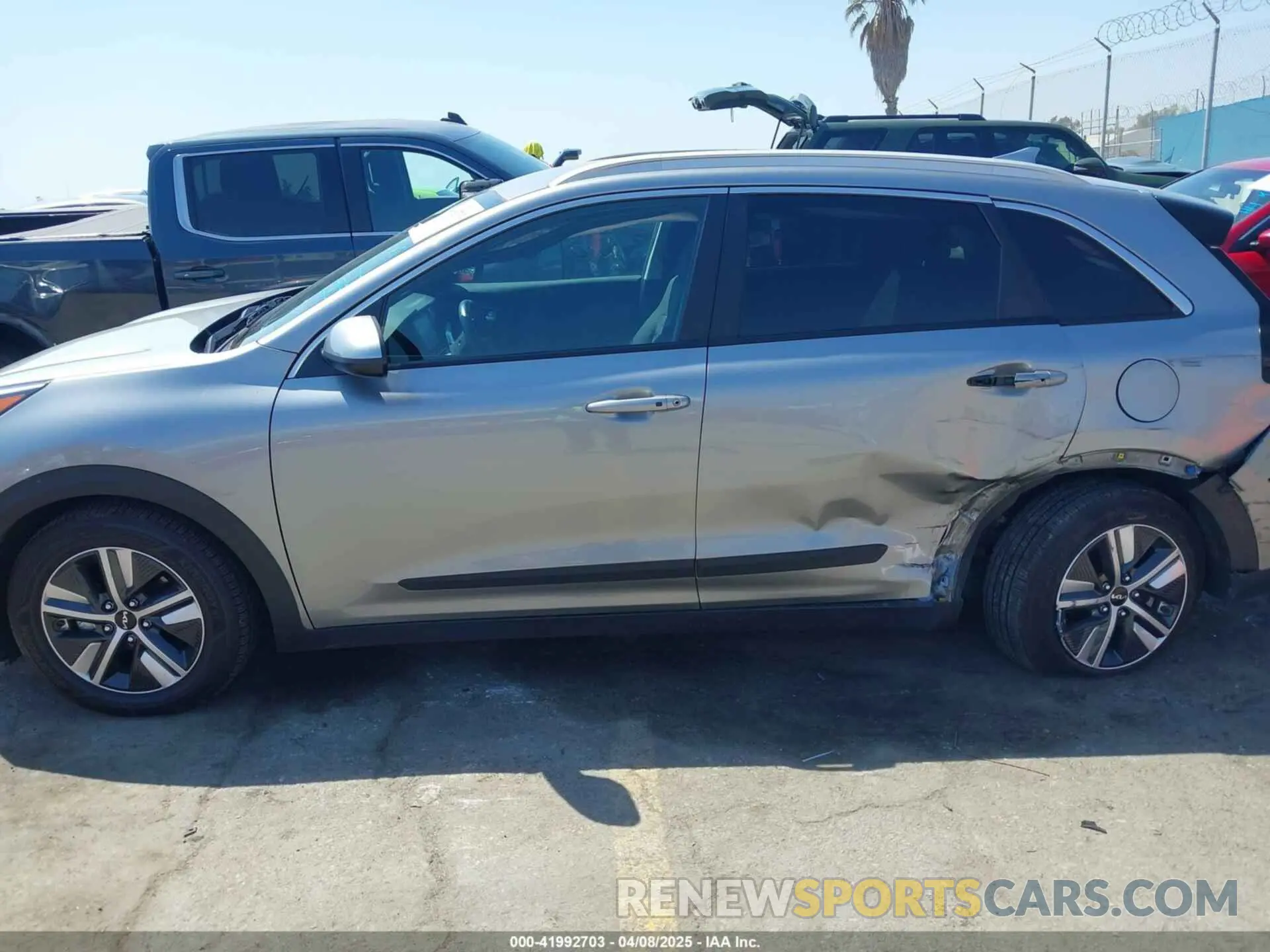 14 fotografías del automóvil dañado KNDCB3LC3N5548003 KIA NIRO 2022