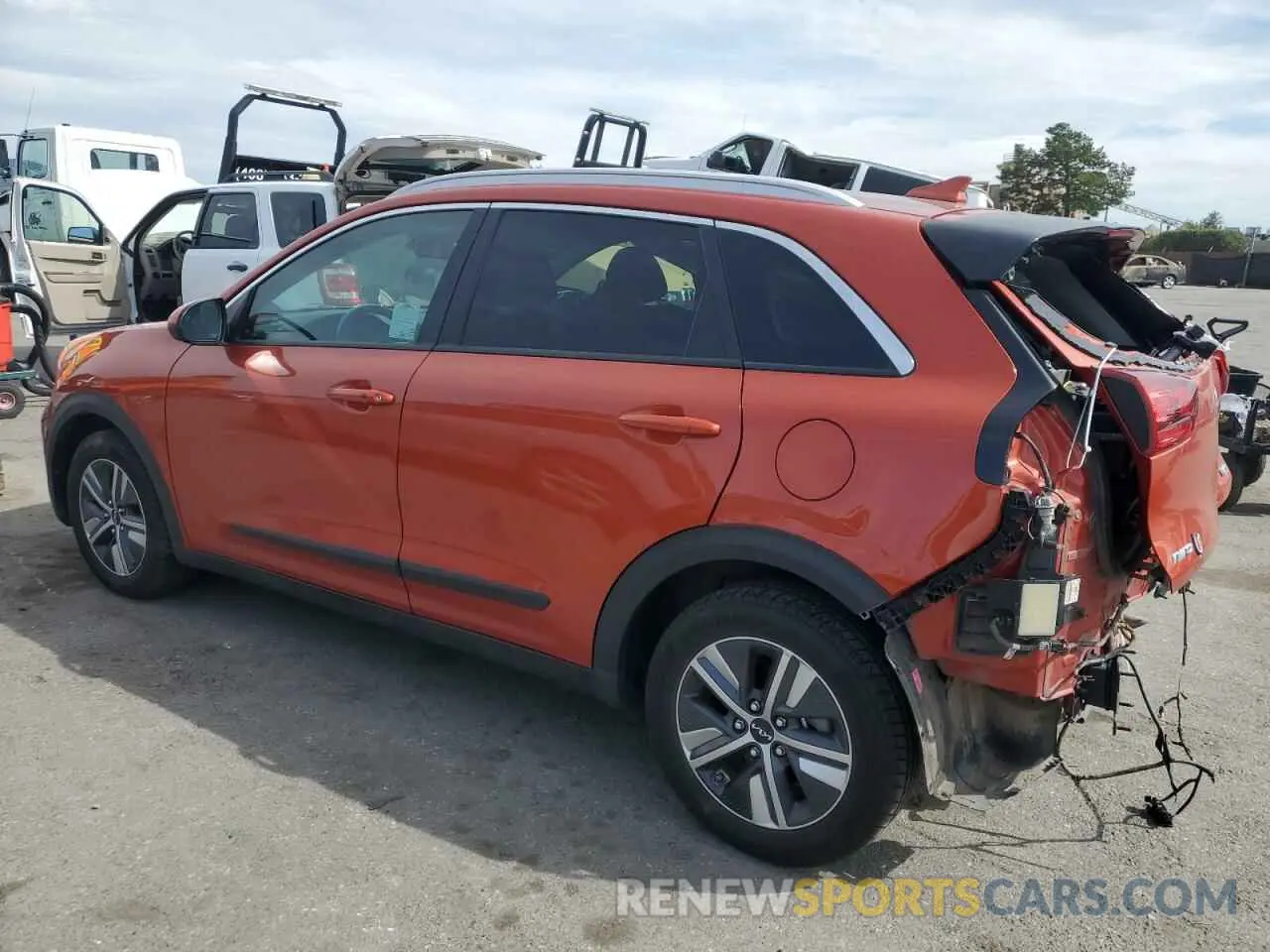 2 fotografías del automóvil dañado KNDCB3LC7N5548134 KIA NIRO 2022