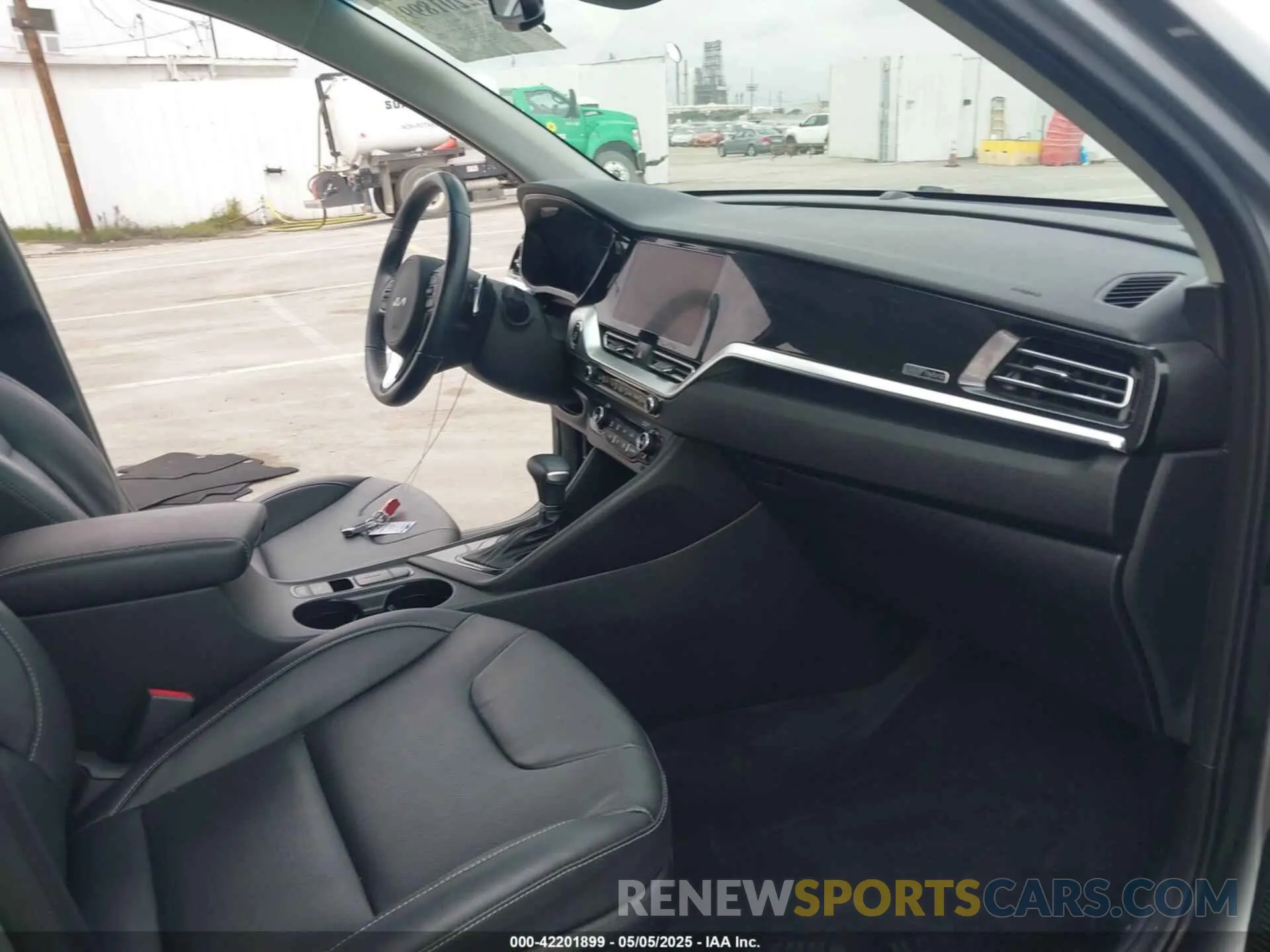 5 fotografías del automóvil dañado KNDCC3LCXN5537173 KIA NIRO 2022