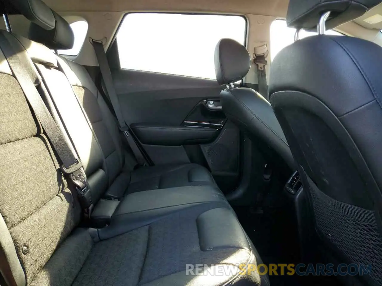 10 fotografías del automóvil dañado KNDCD3LD5N5490771 KIA NIRO 2022