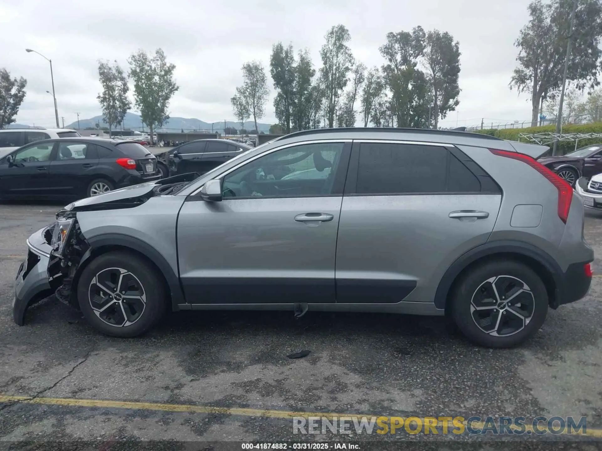 14 fotografías del automóvil dañado KNDCP3LE5P5090549 KIA NIRO 2023