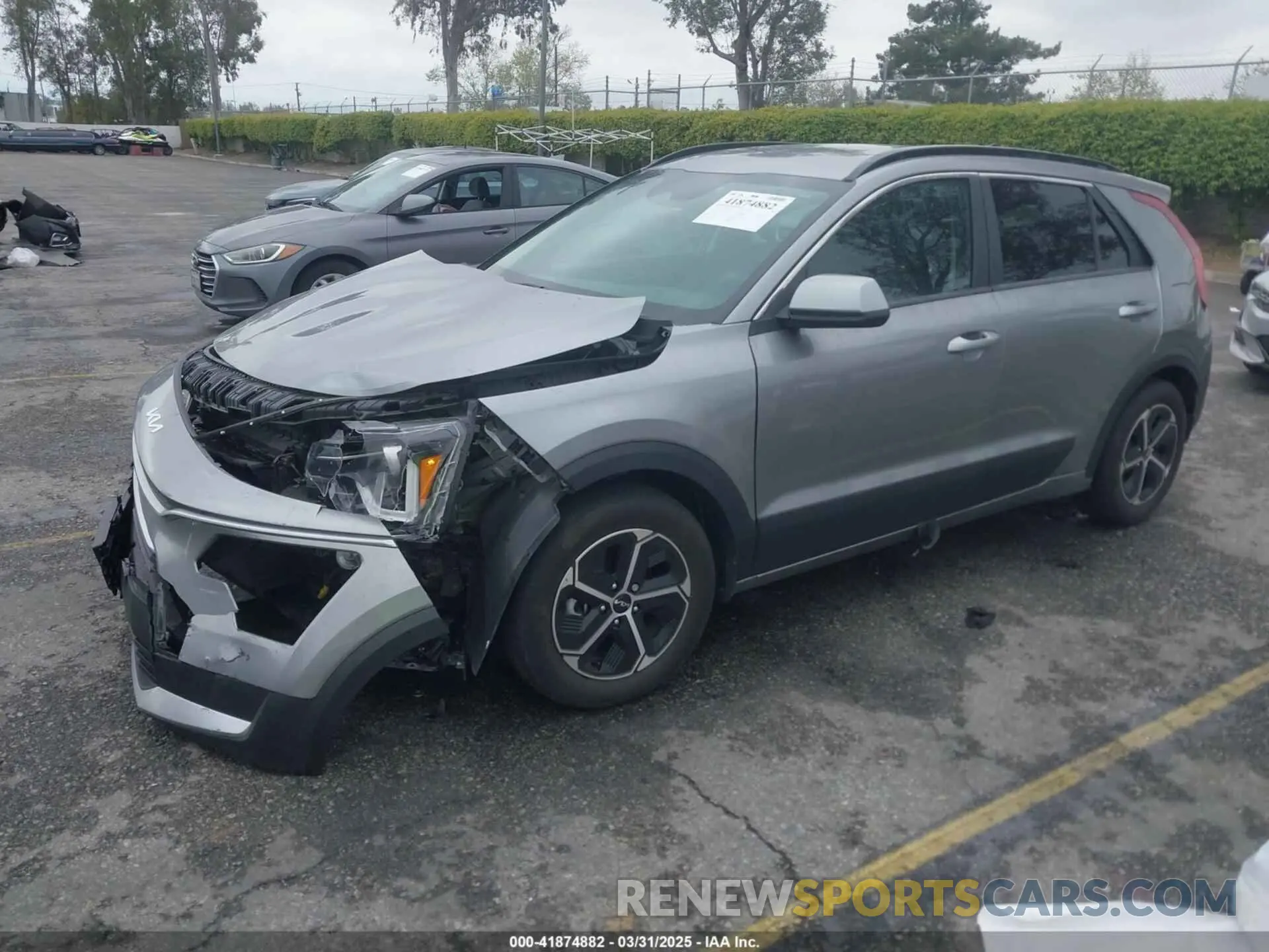 2 fotografías del automóvil dañado KNDCP3LE5P5090549 KIA NIRO 2023