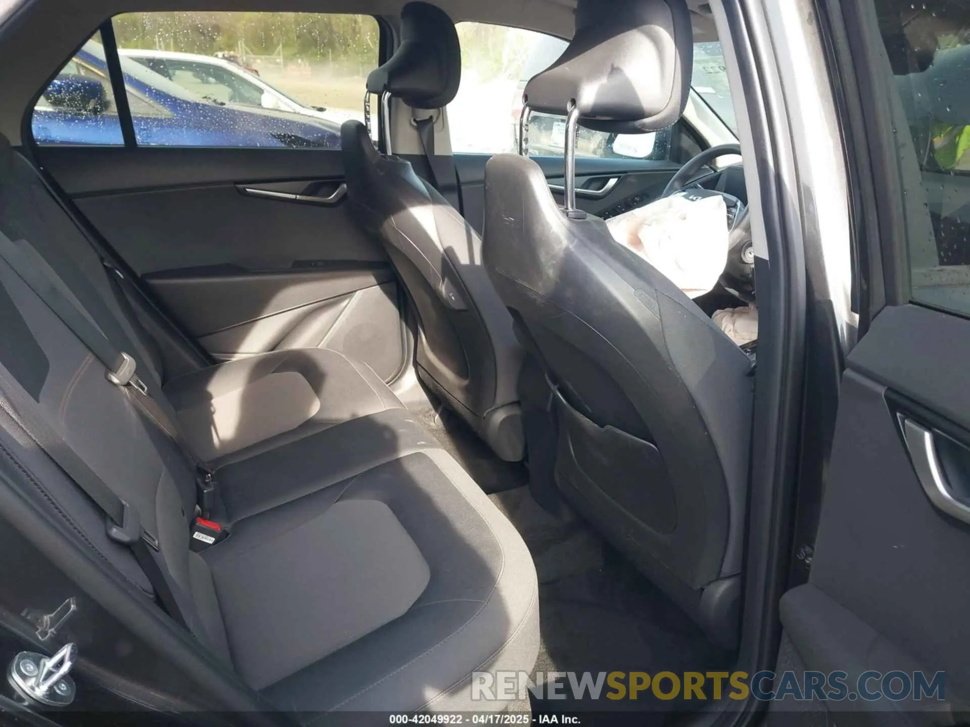8 fotografías del automóvil dañado KNDCP3LE5P5110167 KIA NIRO 2023
