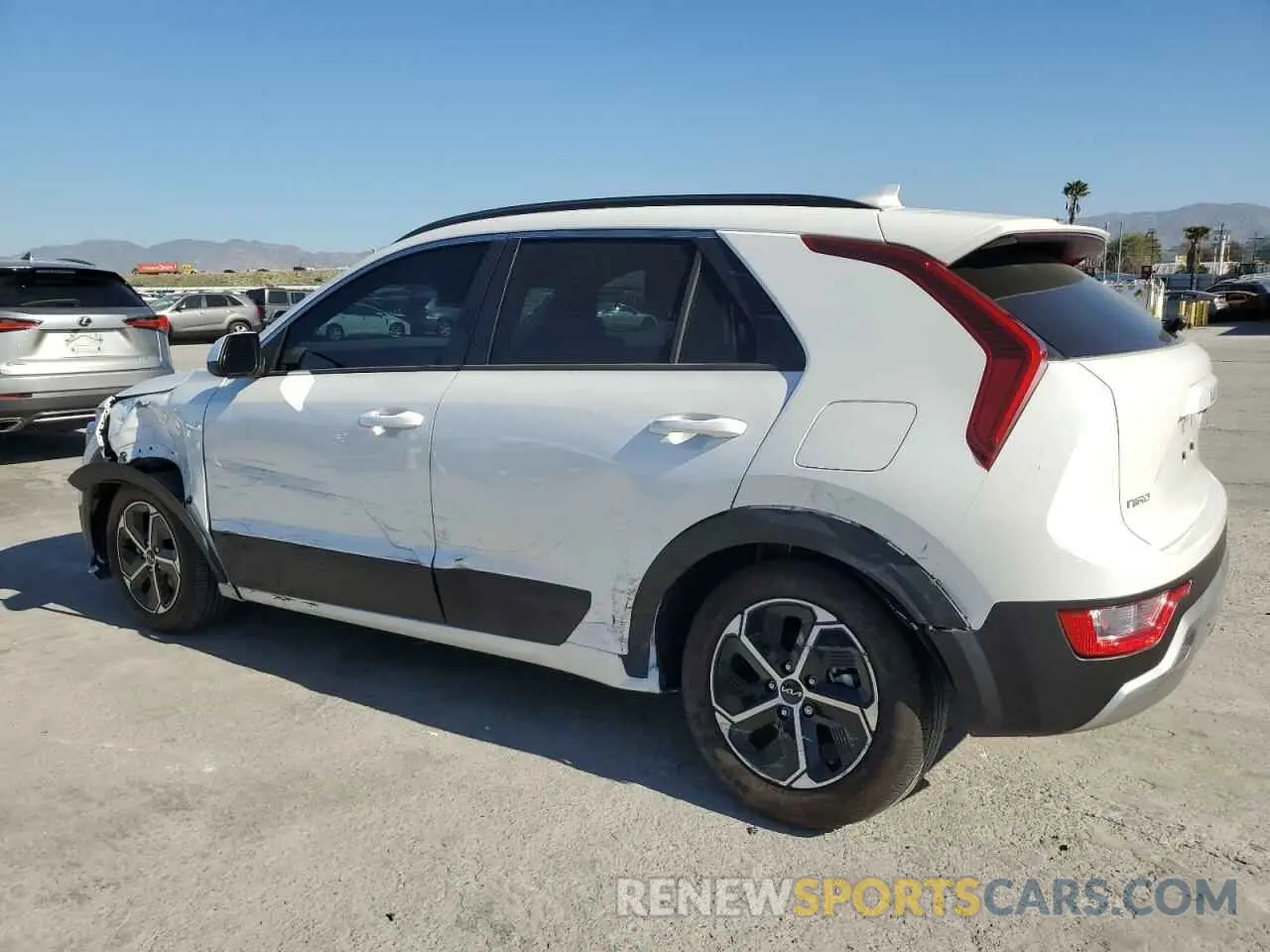 2 fotografías del automóvil dañado KNDCP3LE7P5088009 KIA NIRO 2023
