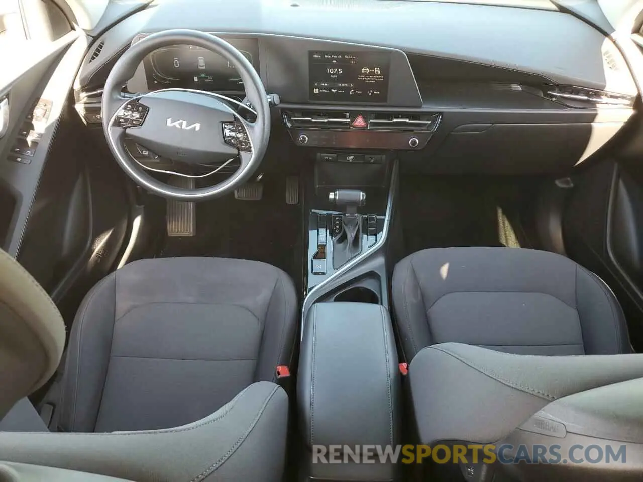 8 fotografías del automóvil dañado KNDCP3LE7P5088009 KIA NIRO 2023