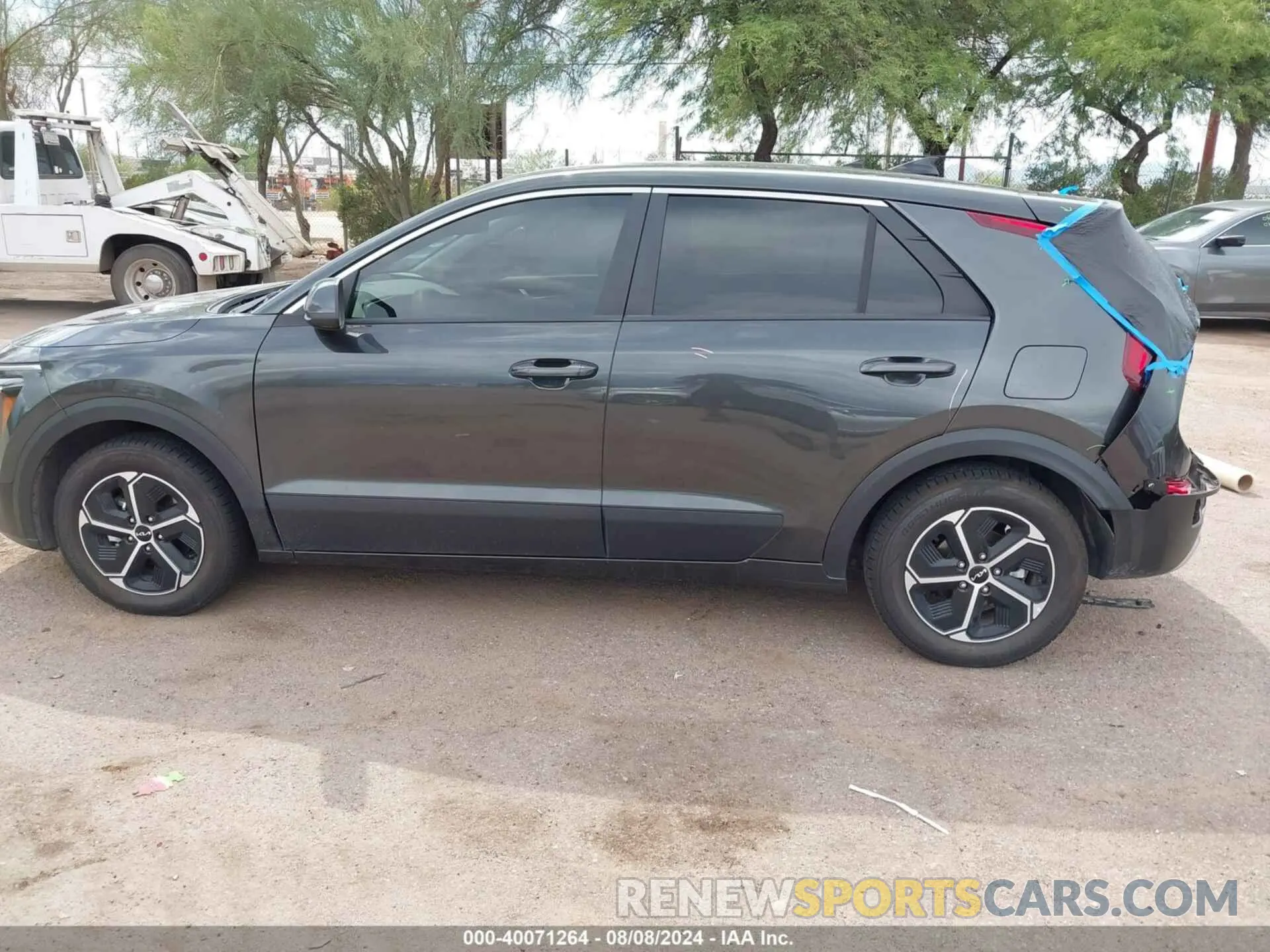 14 fotografías del automóvil dañado KNDCP3LE8P5105903 KIA NIRO 2023
