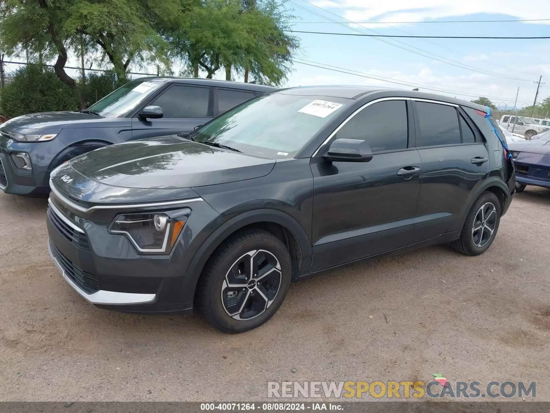 2 fotografías del automóvil dañado KNDCP3LE8P5105903 KIA NIRO 2023