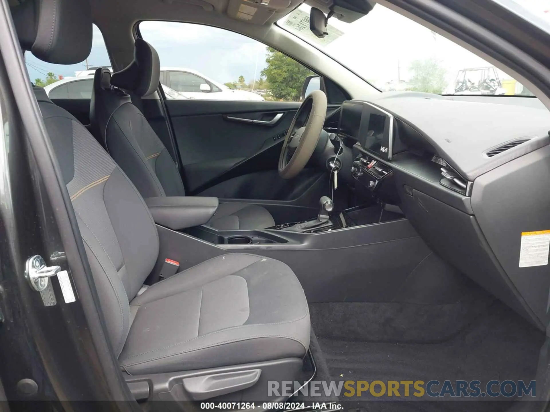 5 fotografías del automóvil dañado KNDCP3LE8P5105903 KIA NIRO 2023