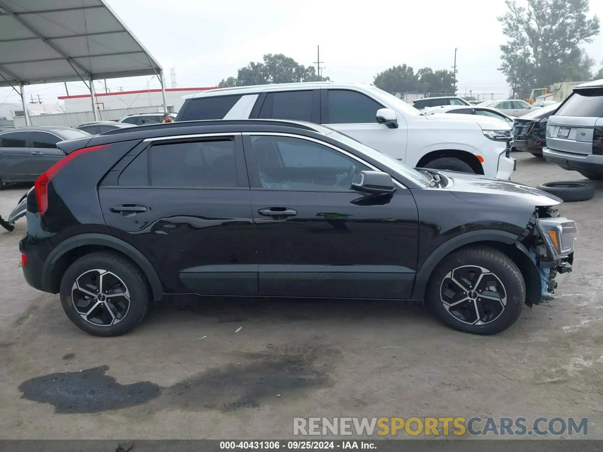 14 fotografías del automóvil dañado KNDCR3LE0P5059204 KIA NIRO 2023
