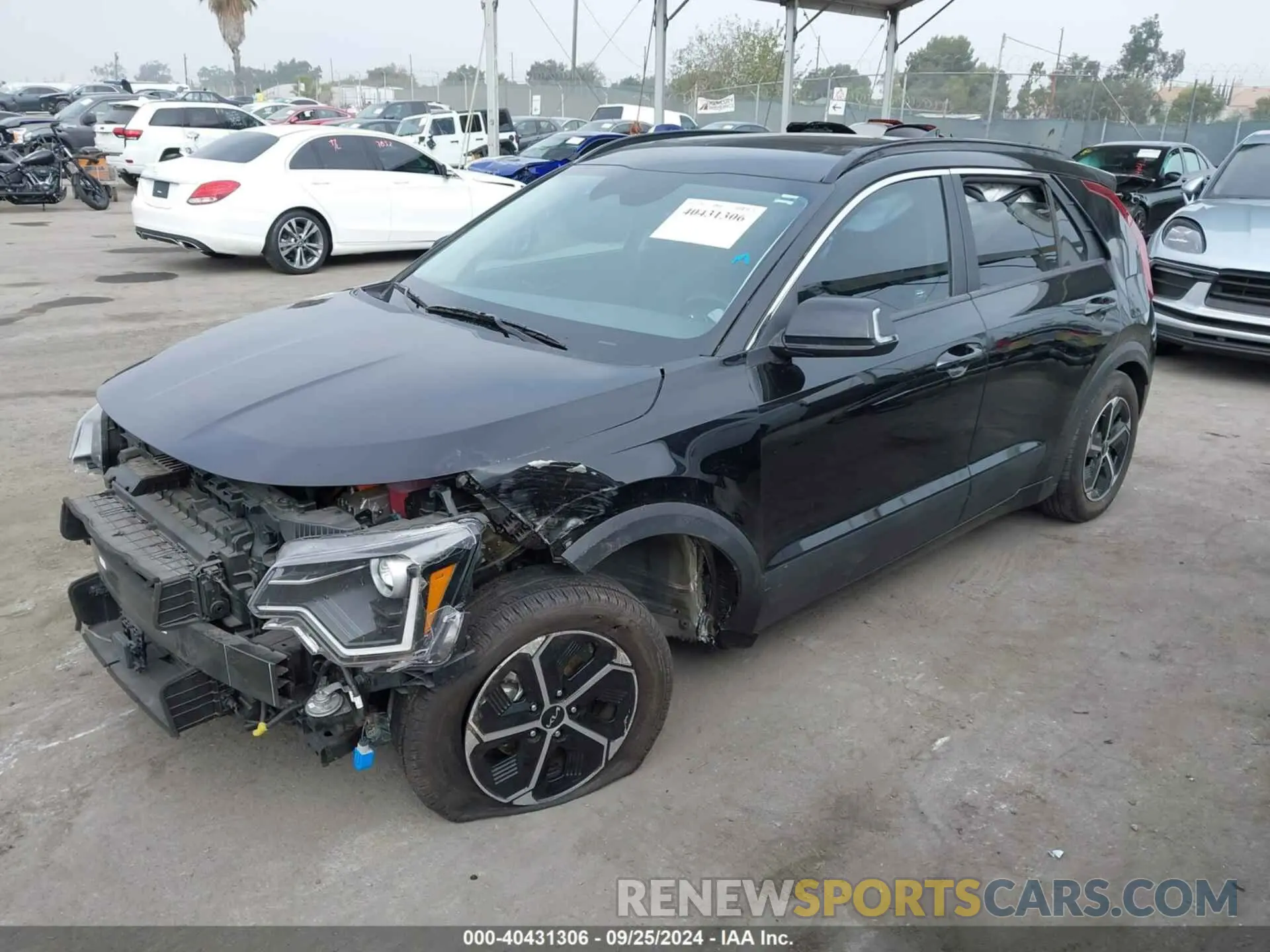 2 fotografías del automóvil dañado KNDCR3LE0P5059204 KIA NIRO 2023