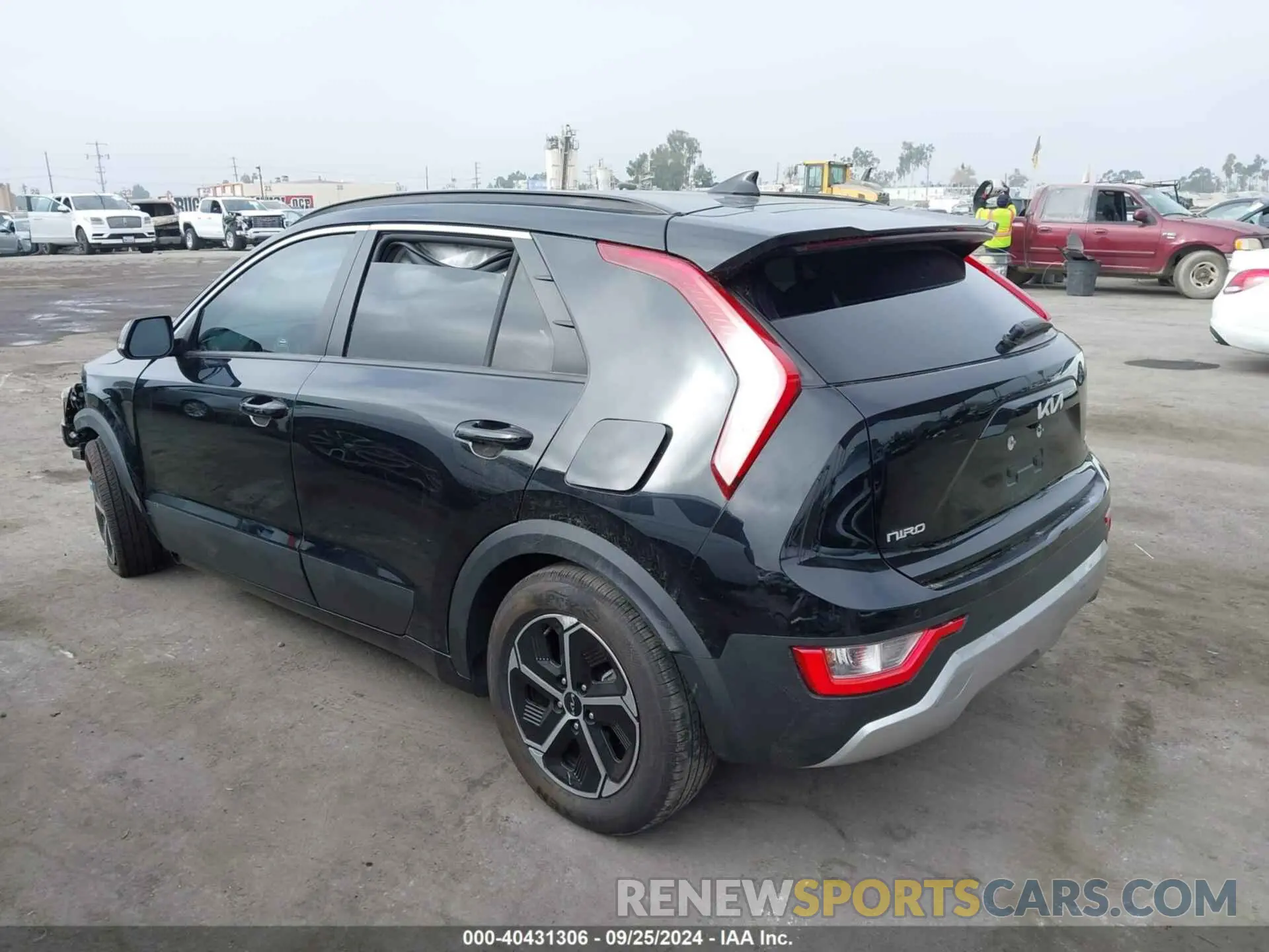 3 fotografías del automóvil dañado KNDCR3LE0P5059204 KIA NIRO 2023