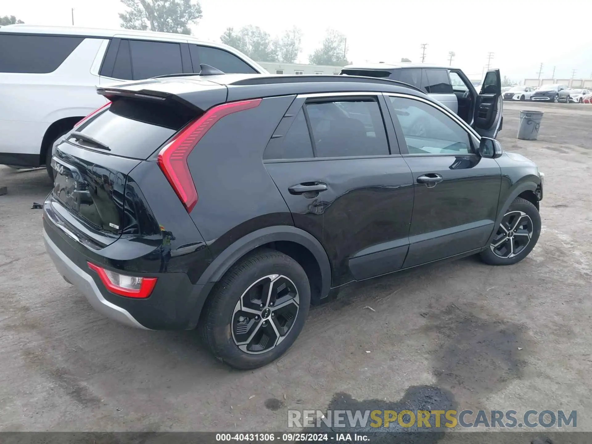 4 fotografías del automóvil dañado KNDCR3LE0P5059204 KIA NIRO 2023