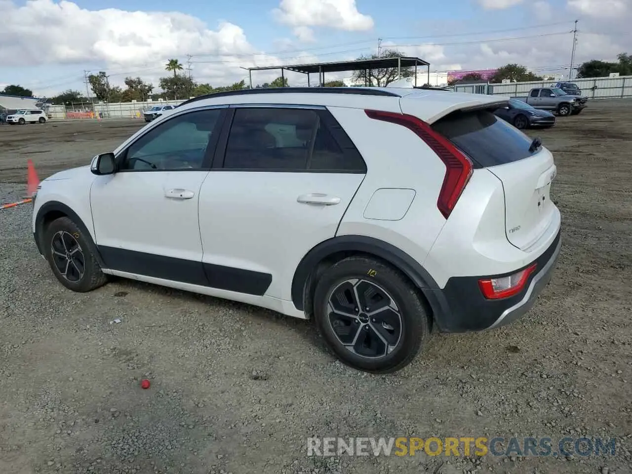 2 fotografías del automóvil dañado KNDCR3LE0P5076469 KIA NIRO 2023