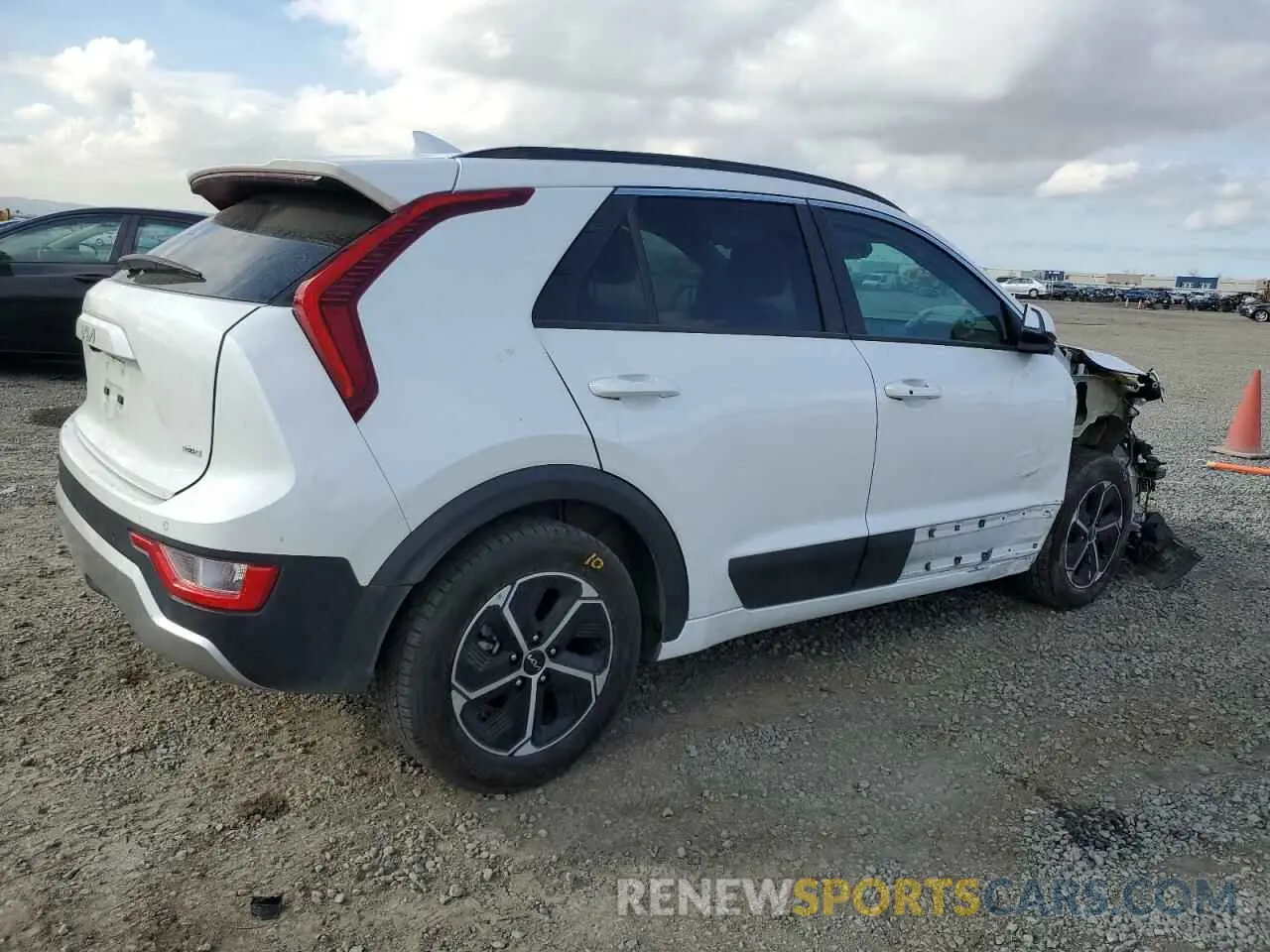3 fotografías del automóvil dañado KNDCR3LE0P5076469 KIA NIRO 2023