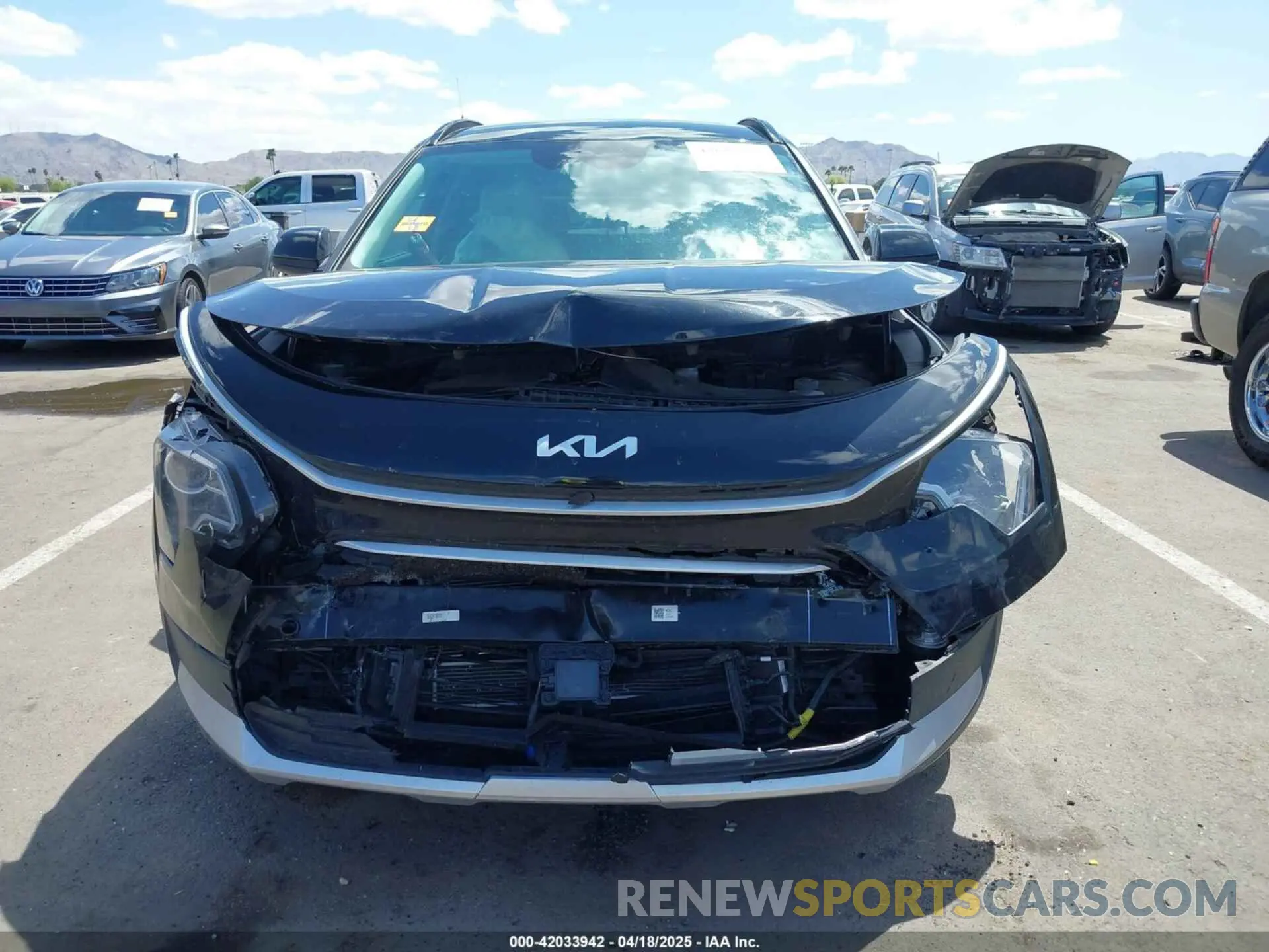 12 fotografías del automóvil dañado KNDCR3LE1P5100018 KIA NIRO 2023