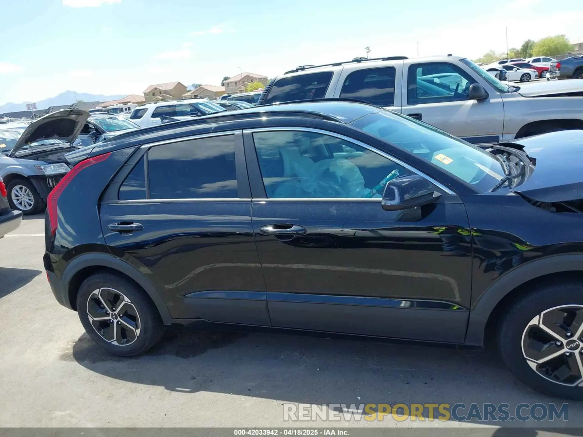 13 fotografías del automóvil dañado KNDCR3LE1P5100018 KIA NIRO 2023