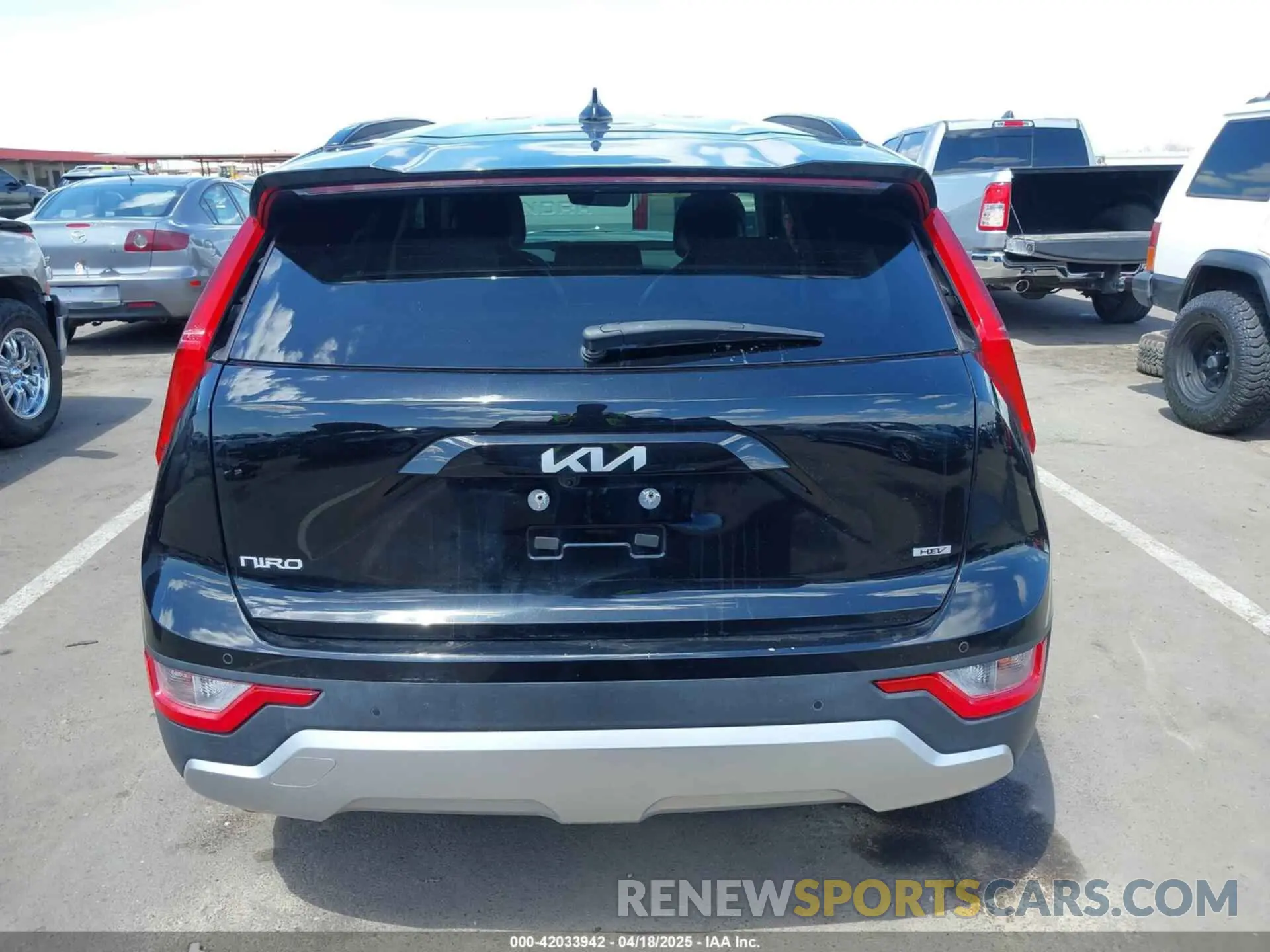 16 fotografías del automóvil dañado KNDCR3LE1P5100018 KIA NIRO 2023