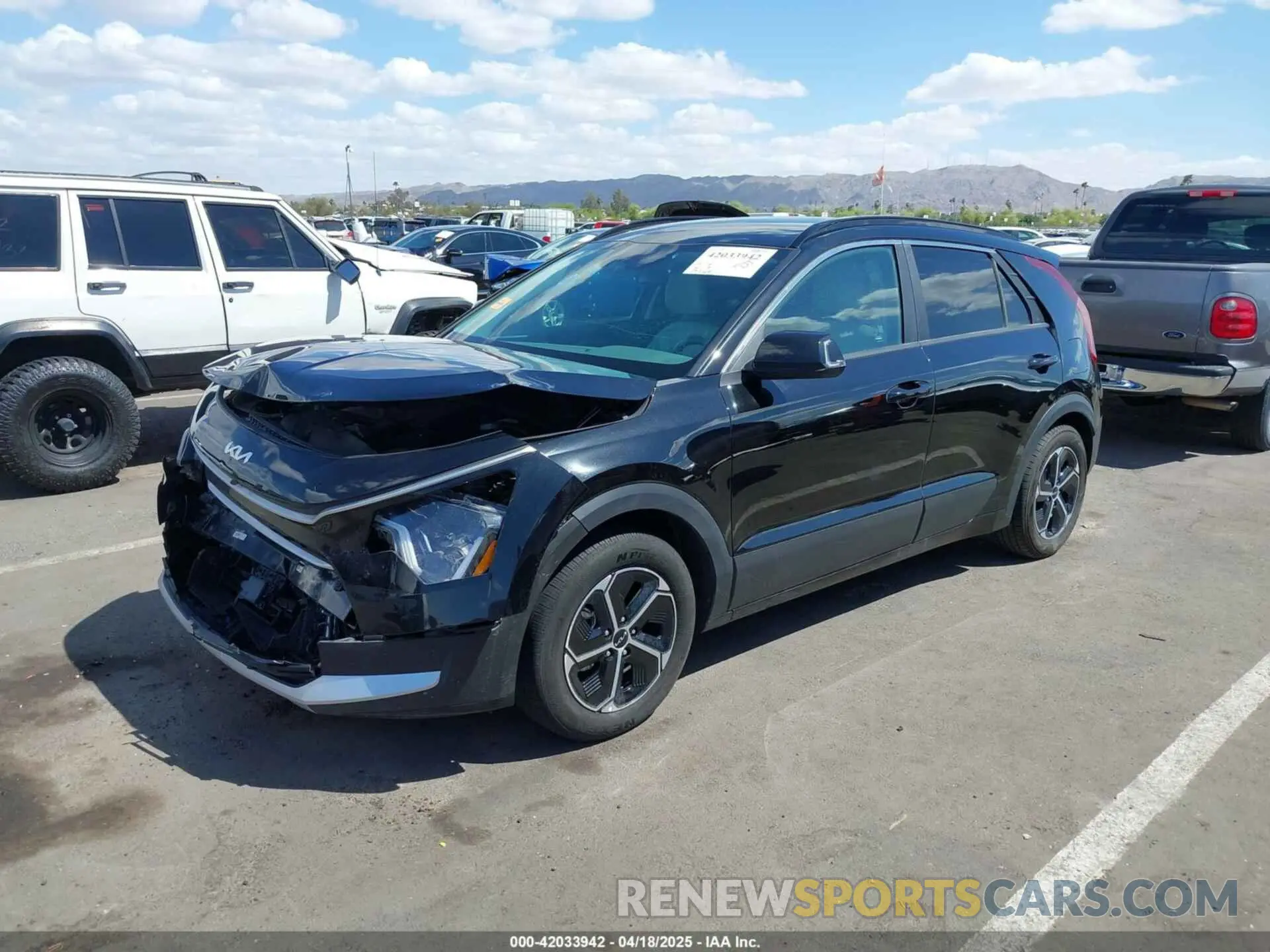 2 fotografías del automóvil dañado KNDCR3LE1P5100018 KIA NIRO 2023