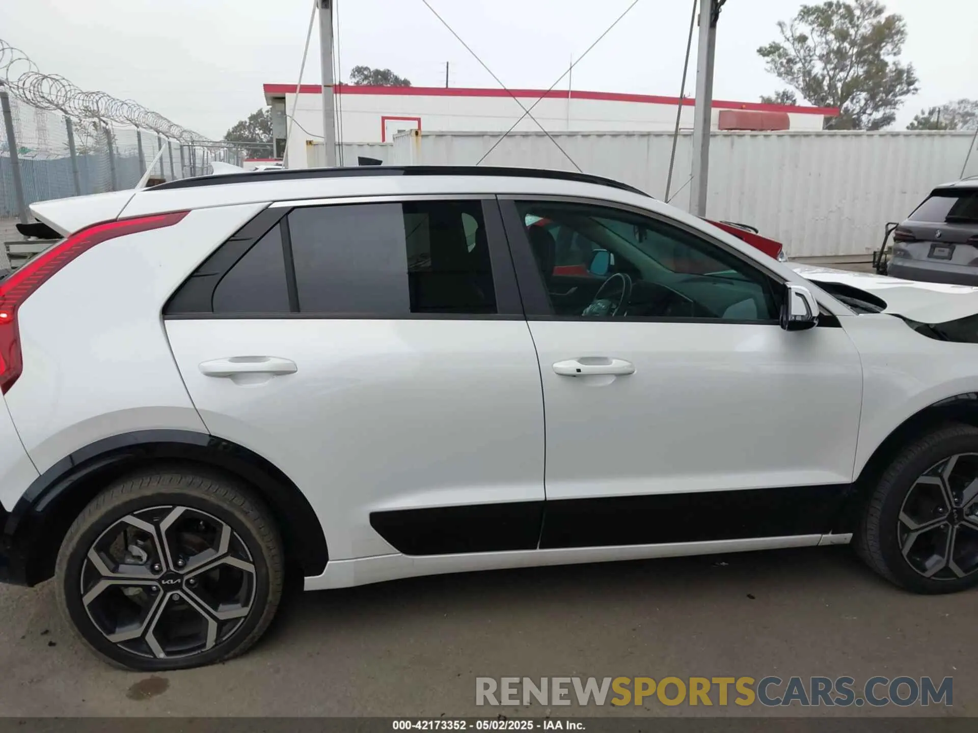 14 fotografías del automóvil dañado KNDCR3LE1P5103369 KIA NIRO 2023