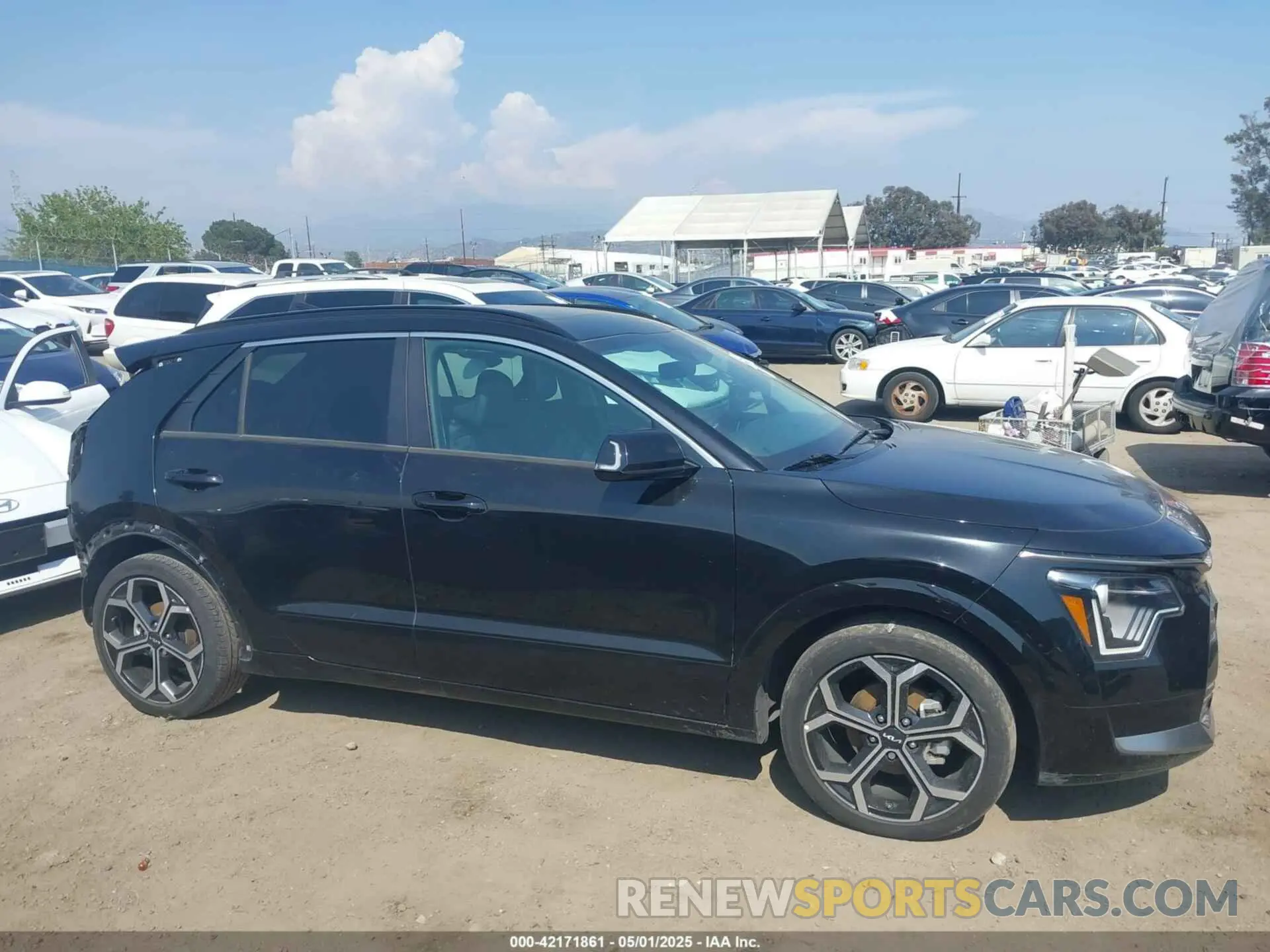 14 fotografías del automóvil dañado KNDCR3LE2P5037544 KIA NIRO 2023
