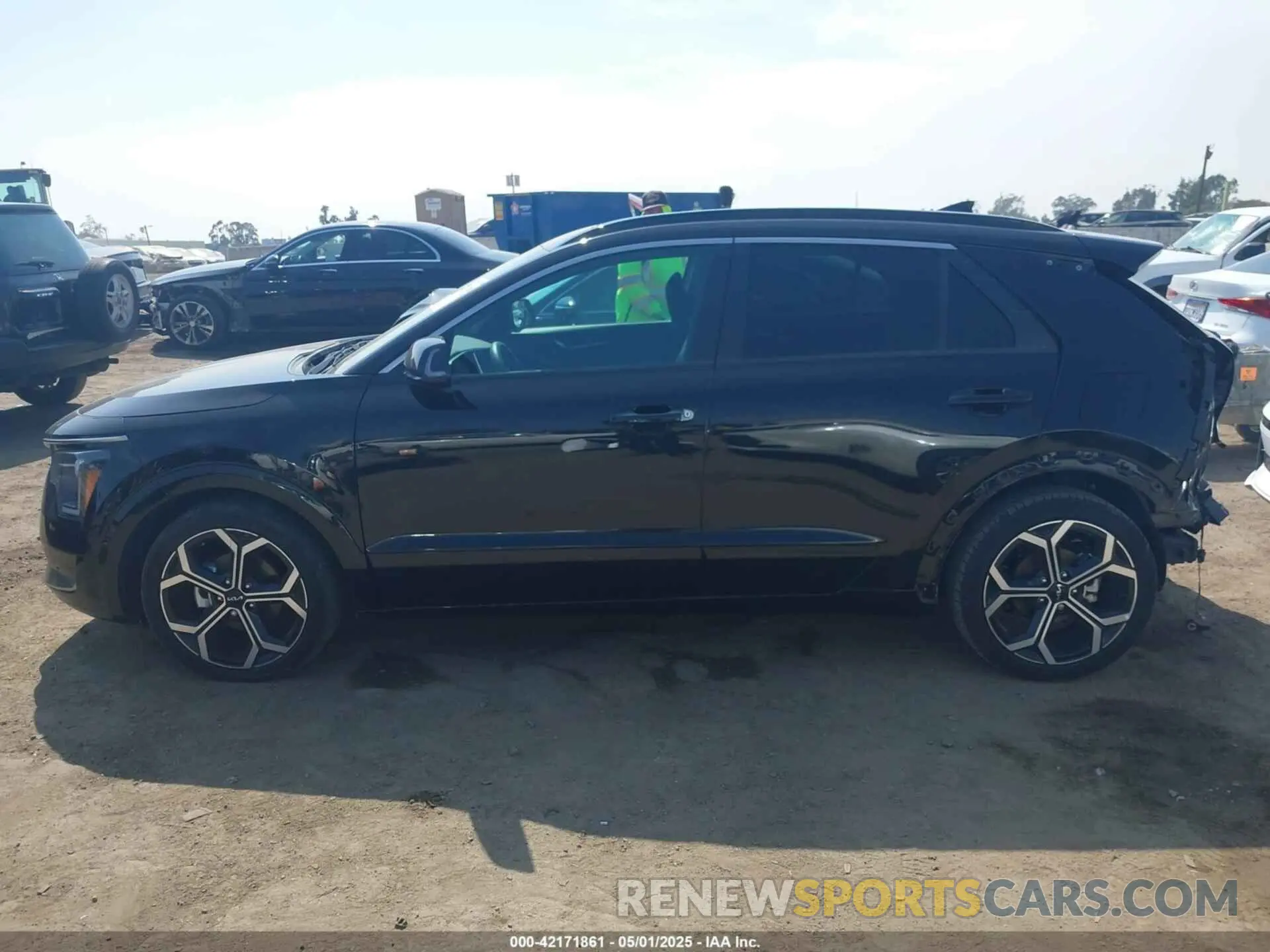 15 fotografías del automóvil dañado KNDCR3LE2P5037544 KIA NIRO 2023