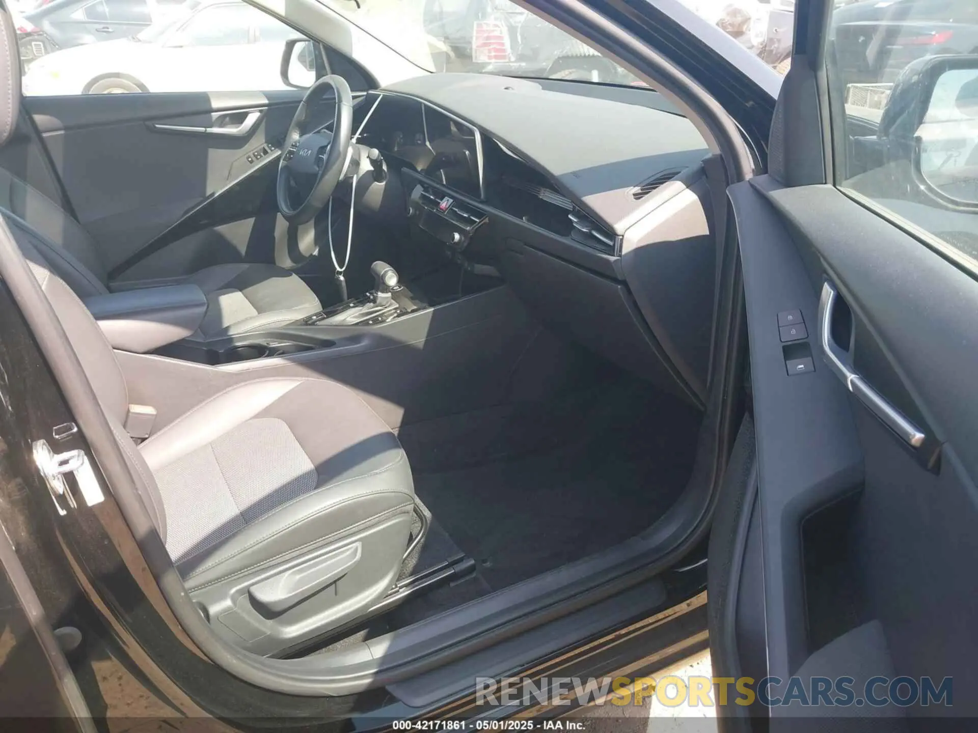 5 fotografías del automóvil dañado KNDCR3LE2P5037544 KIA NIRO 2023
