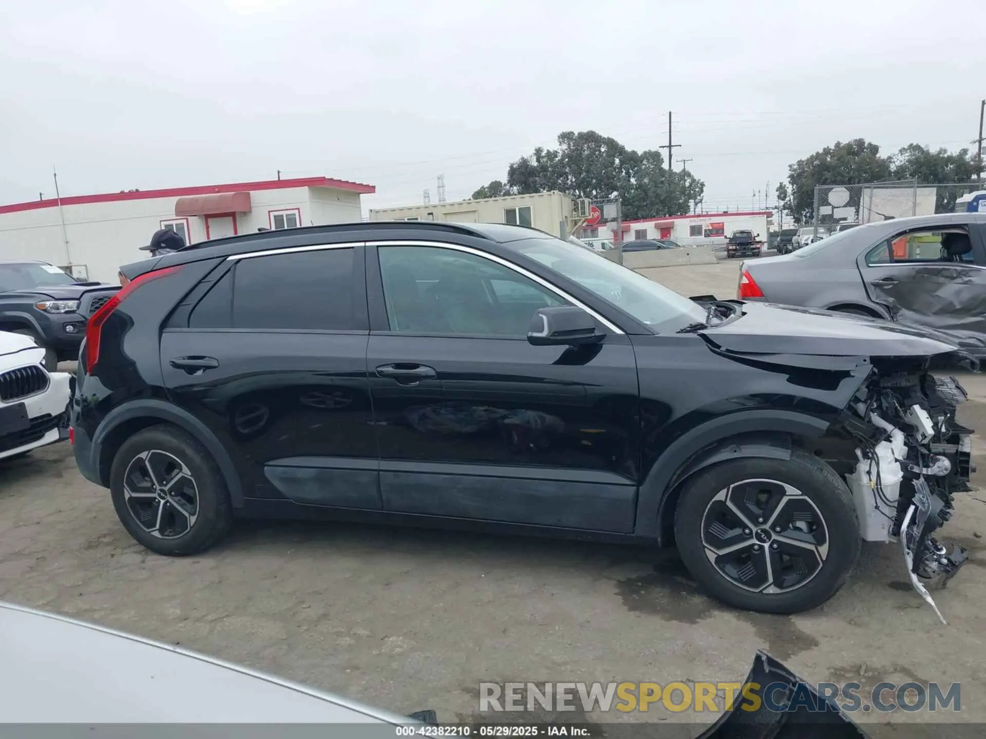14 fotografías del automóvil dañado KNDCR3LE6P5050216 KIA NIRO 2023