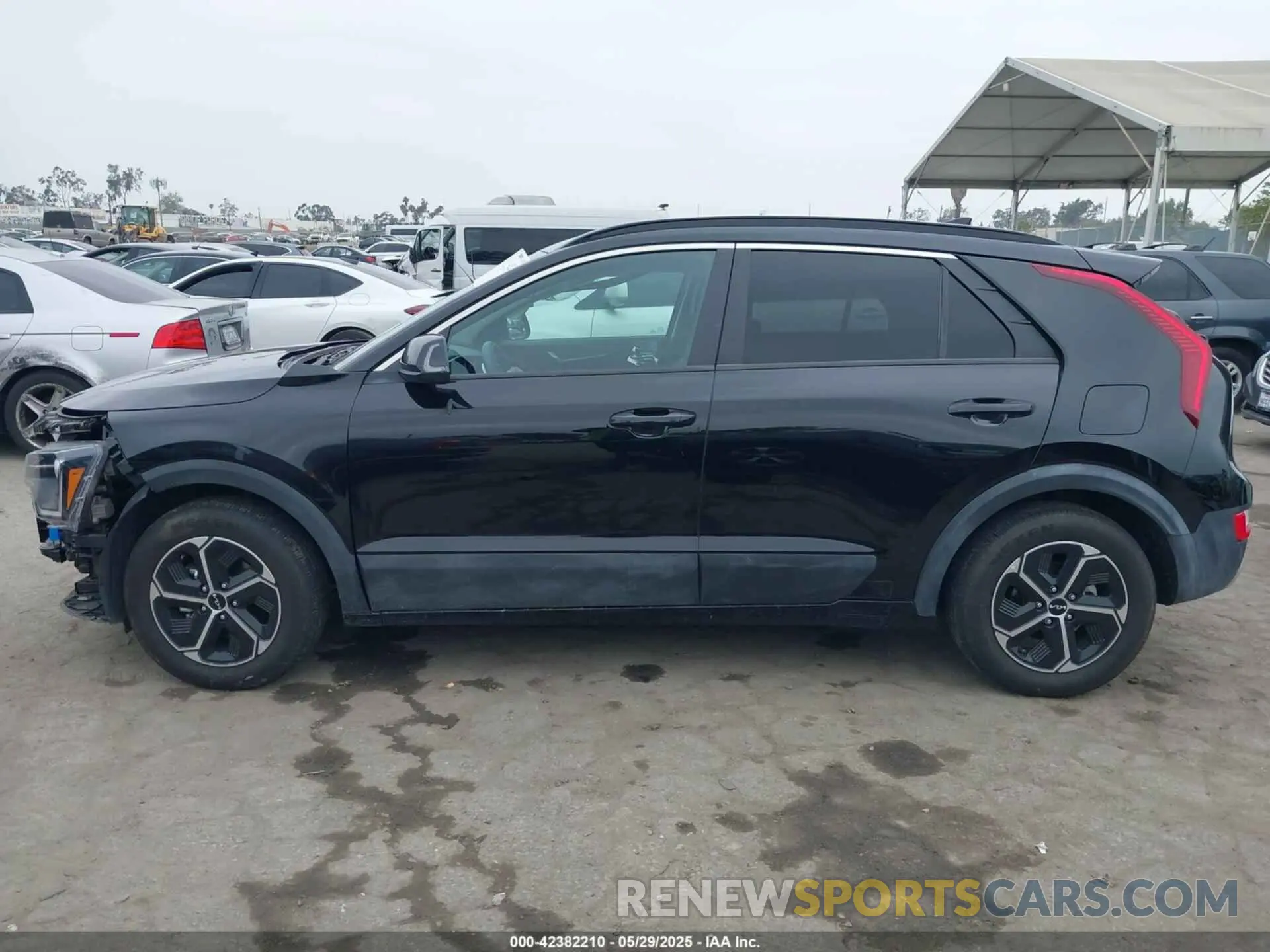 15 fotografías del automóvil dañado KNDCR3LE6P5050216 KIA NIRO 2023