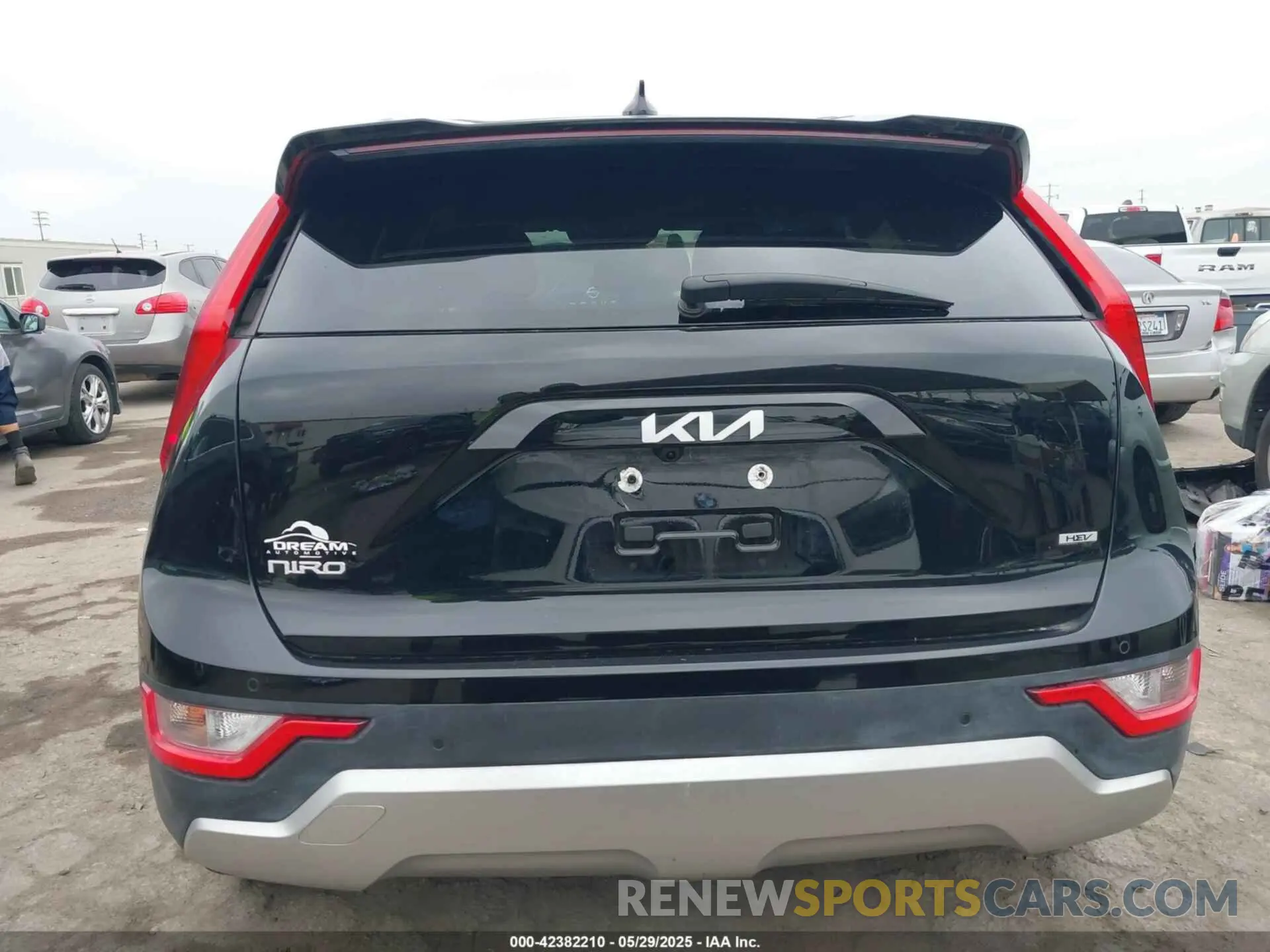 17 fotografías del automóvil dañado KNDCR3LE6P5050216 KIA NIRO 2023